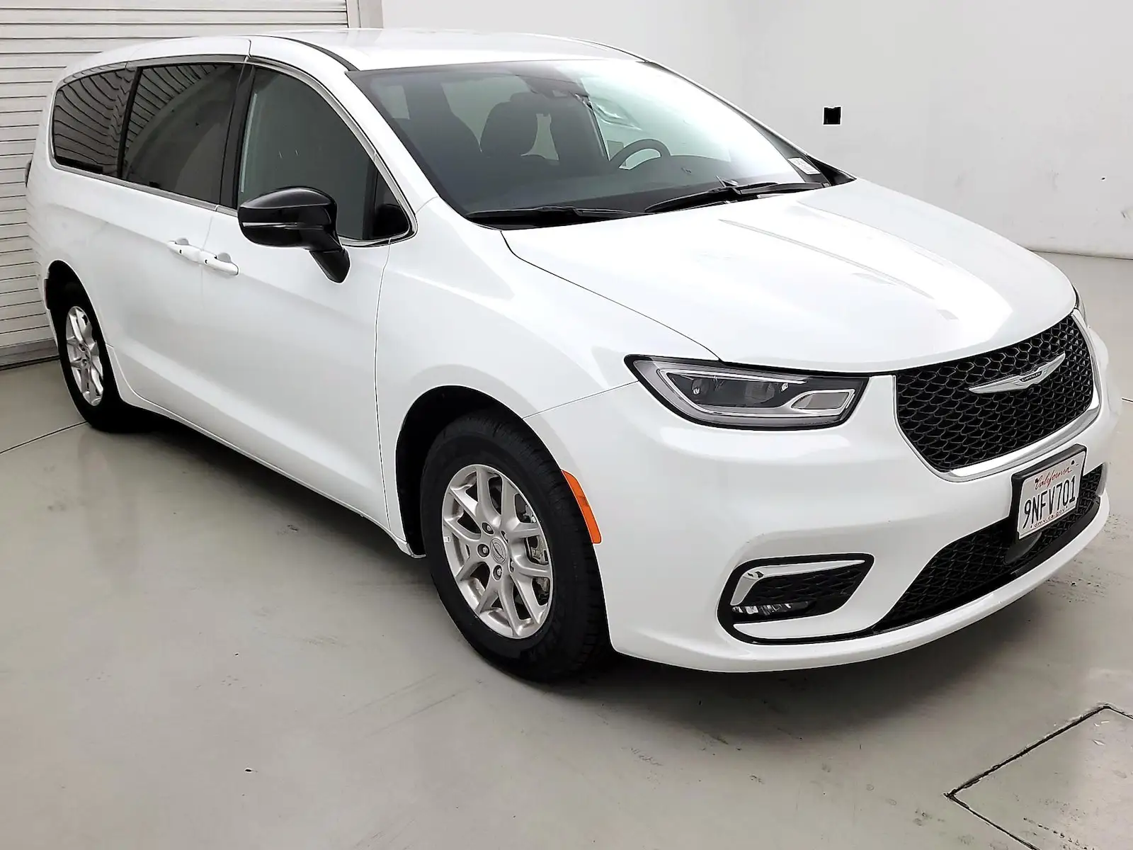 2024 Chrysler Pacifica Touring photo 1