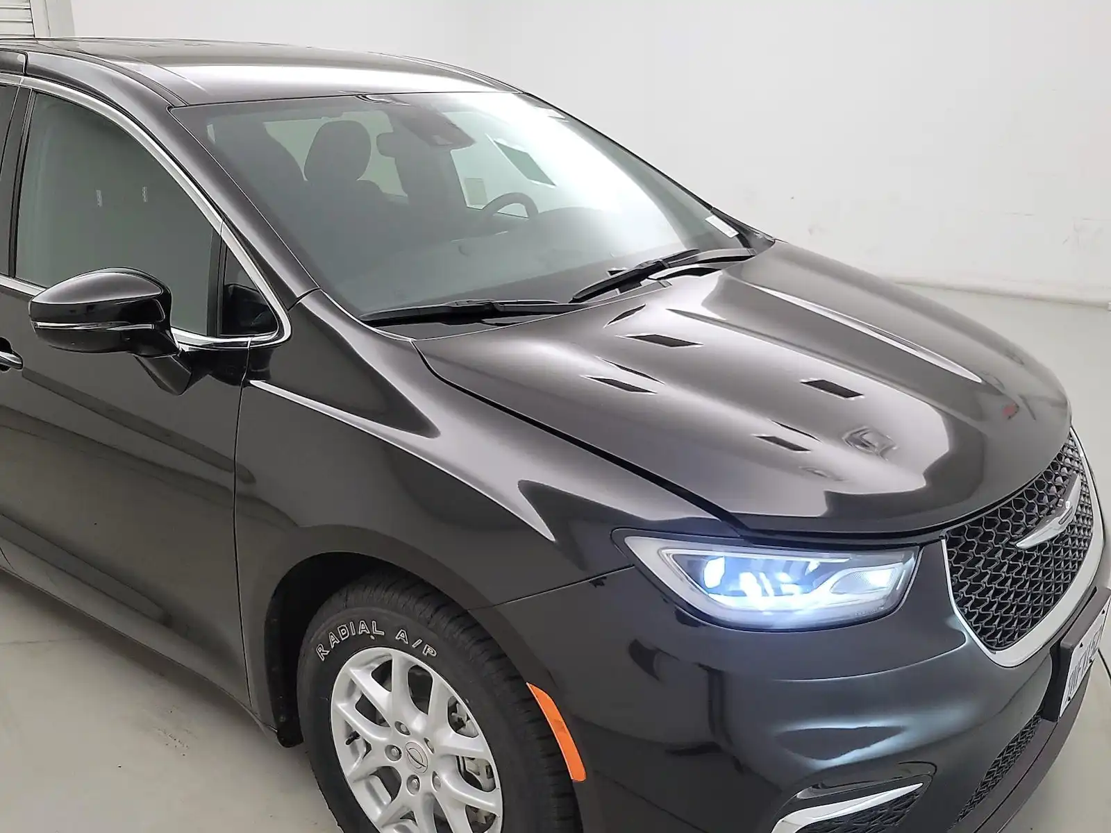2024 Chrysler Pacifica Touring's photo