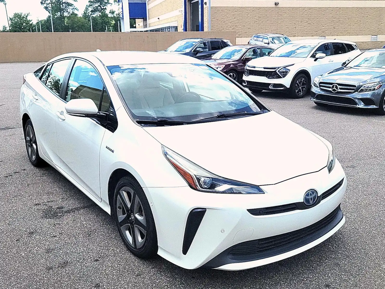 2019 Toyota Prius XLE FWD's photo