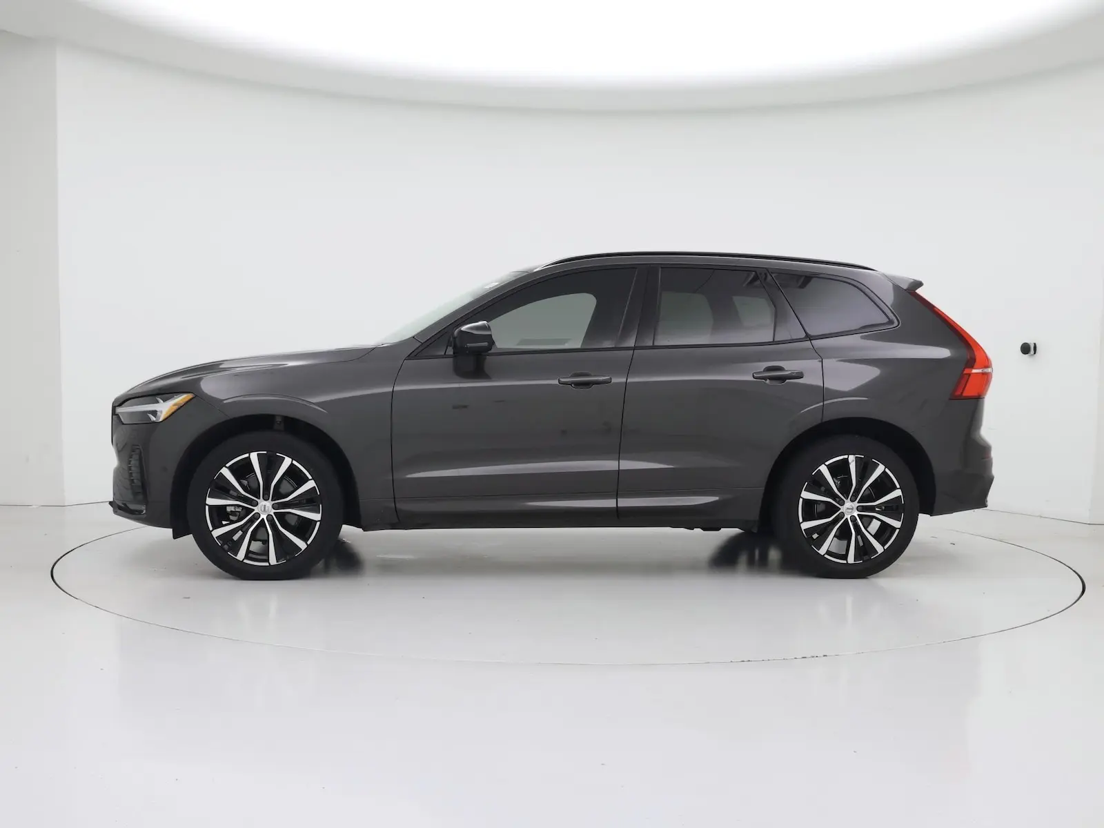 2024 Volvo XC60 B5 Plus Dark Theme AWD photo 4