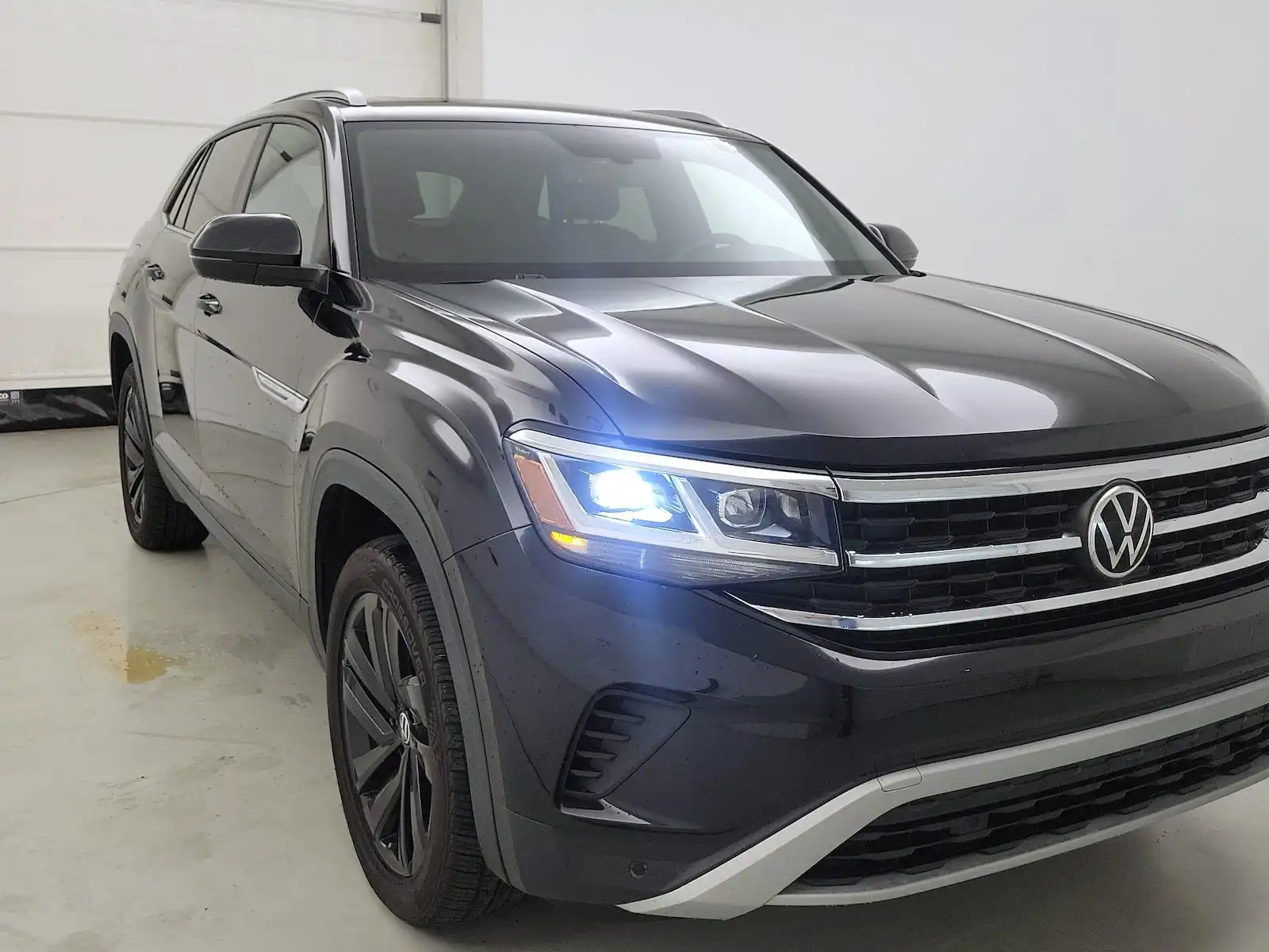 2022 Volkswagen Atlas Cross Sport 3.6L V6 SE with Tech's photo