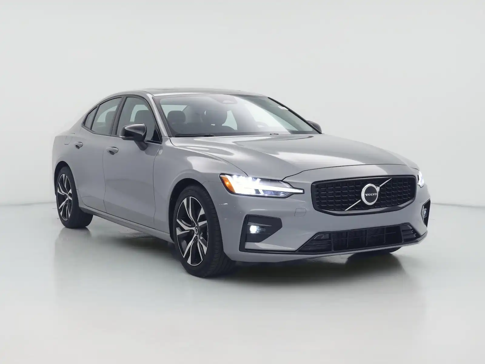 2024 Volvo S60 B5 Core Dark Theme's photo