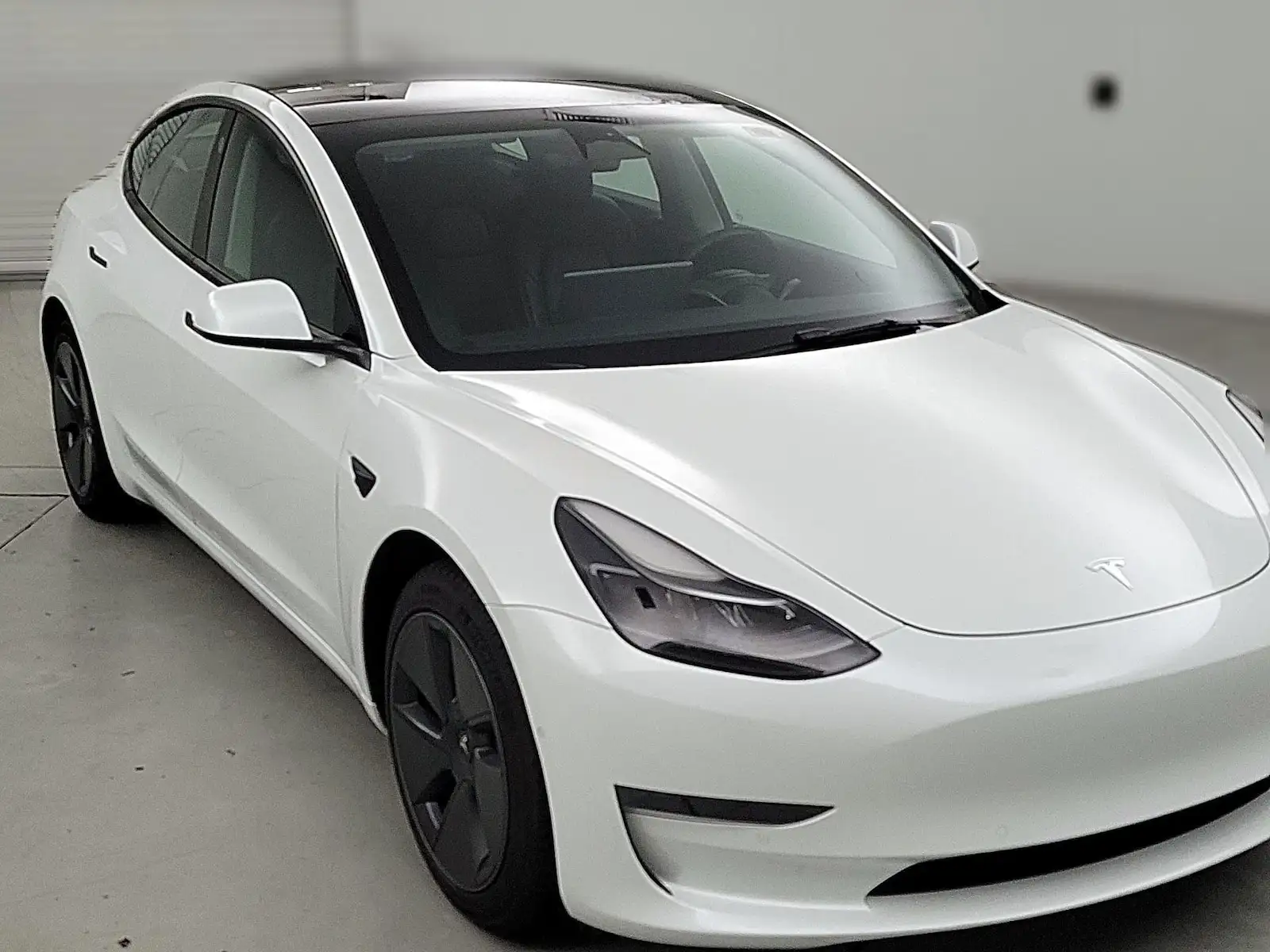 2022 Tesla Model 3 Standard Range Plus's photo