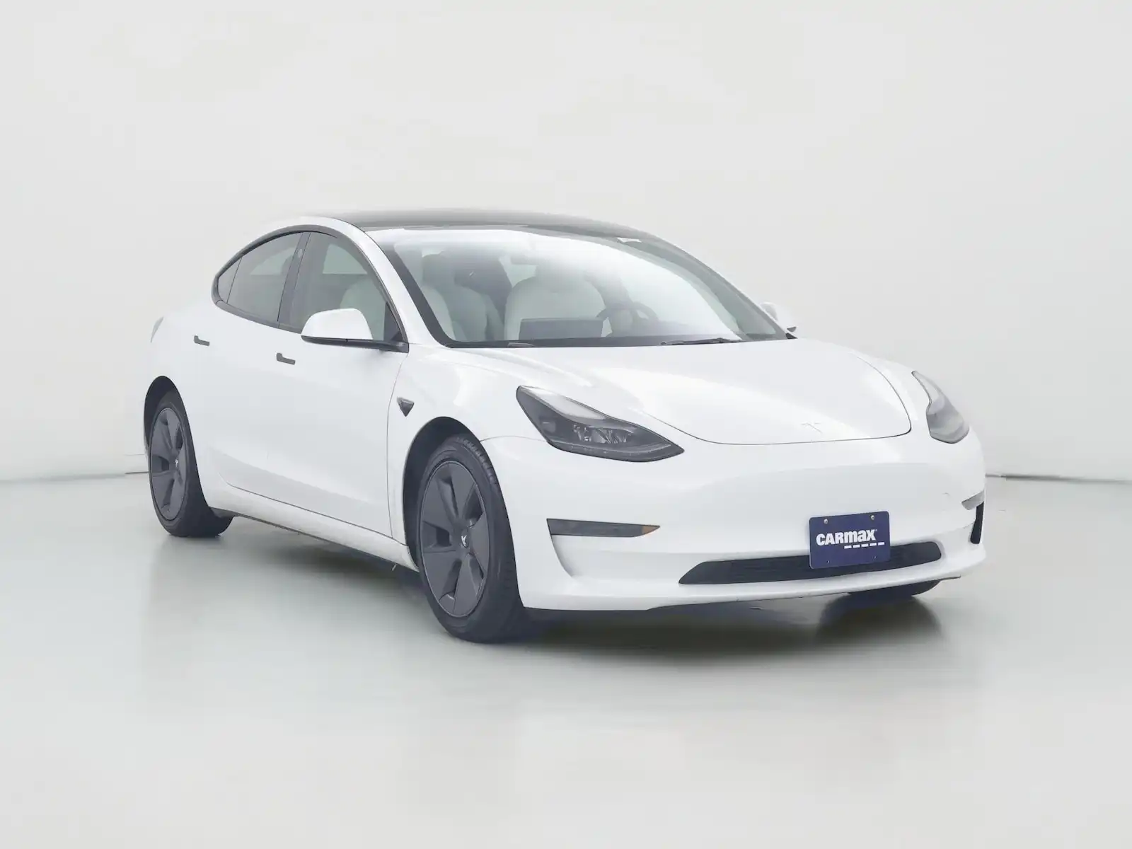2022 Tesla Model 3 Standard Range Plus's photo