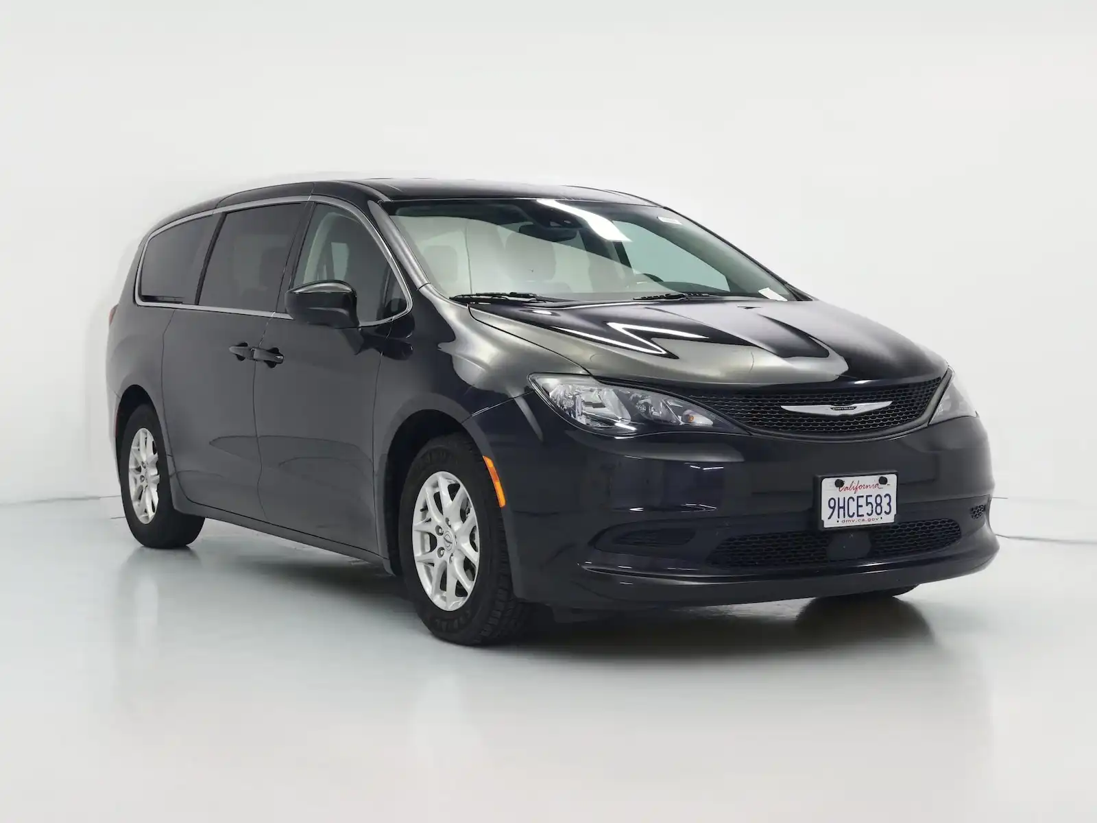 2023 Chrysler Voyager LX's photo