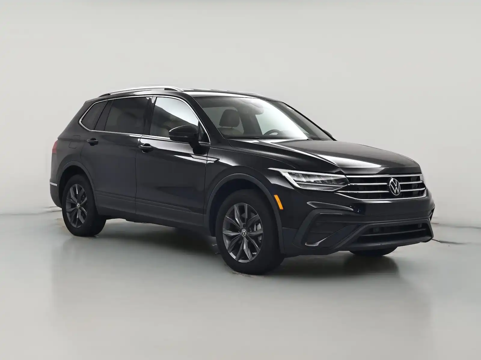 2023 Volkswagen Tiguan 2.0T SE's photo
