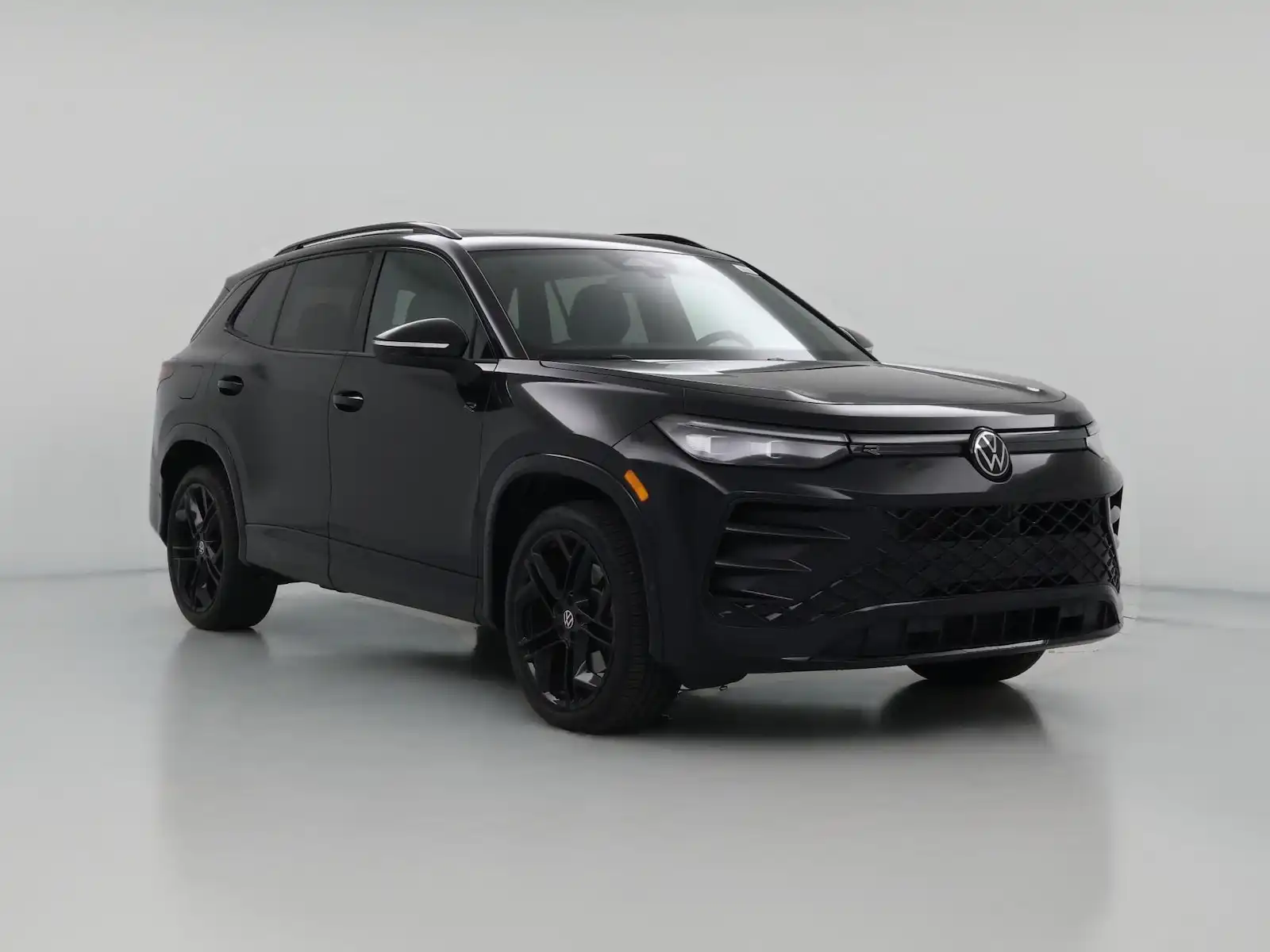 2025 Volkswagen Tiguan SE R-Line Black's photo