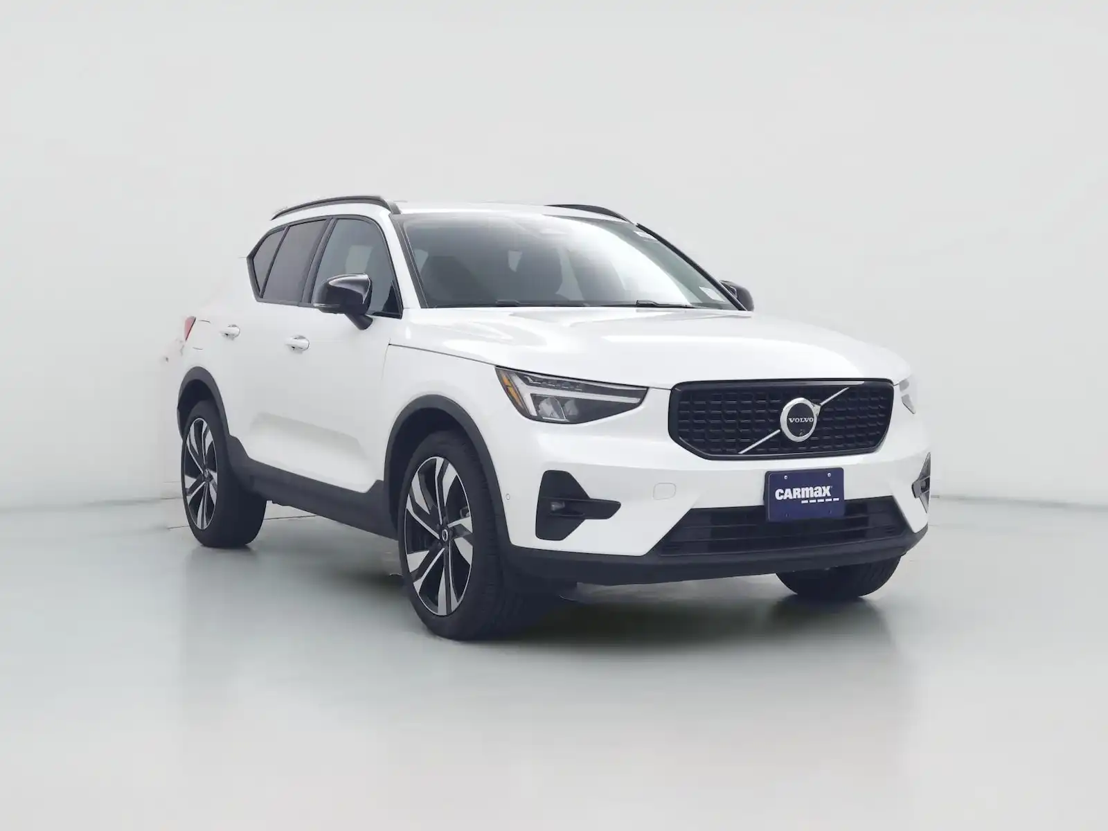2025 Volvo XC40 B5 Plus Dark AWD's photo