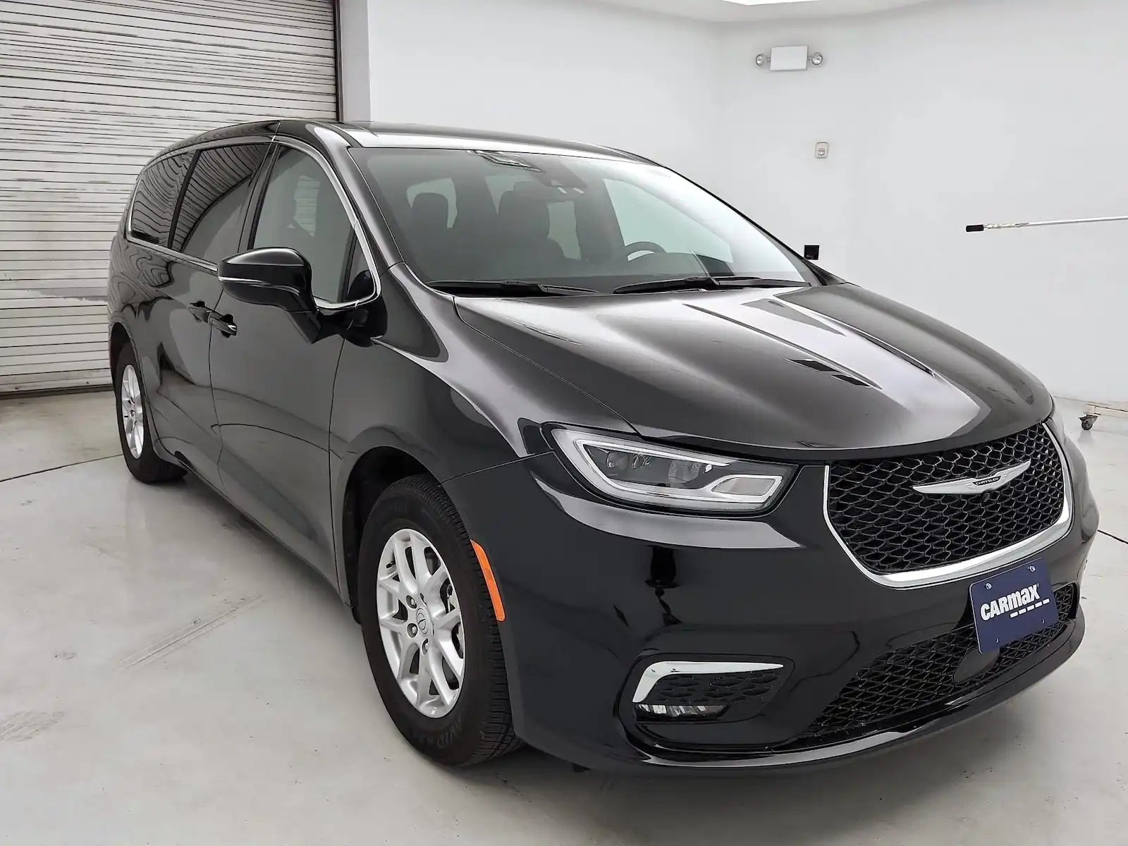 2025 Chrysler Pacifica Select's photo