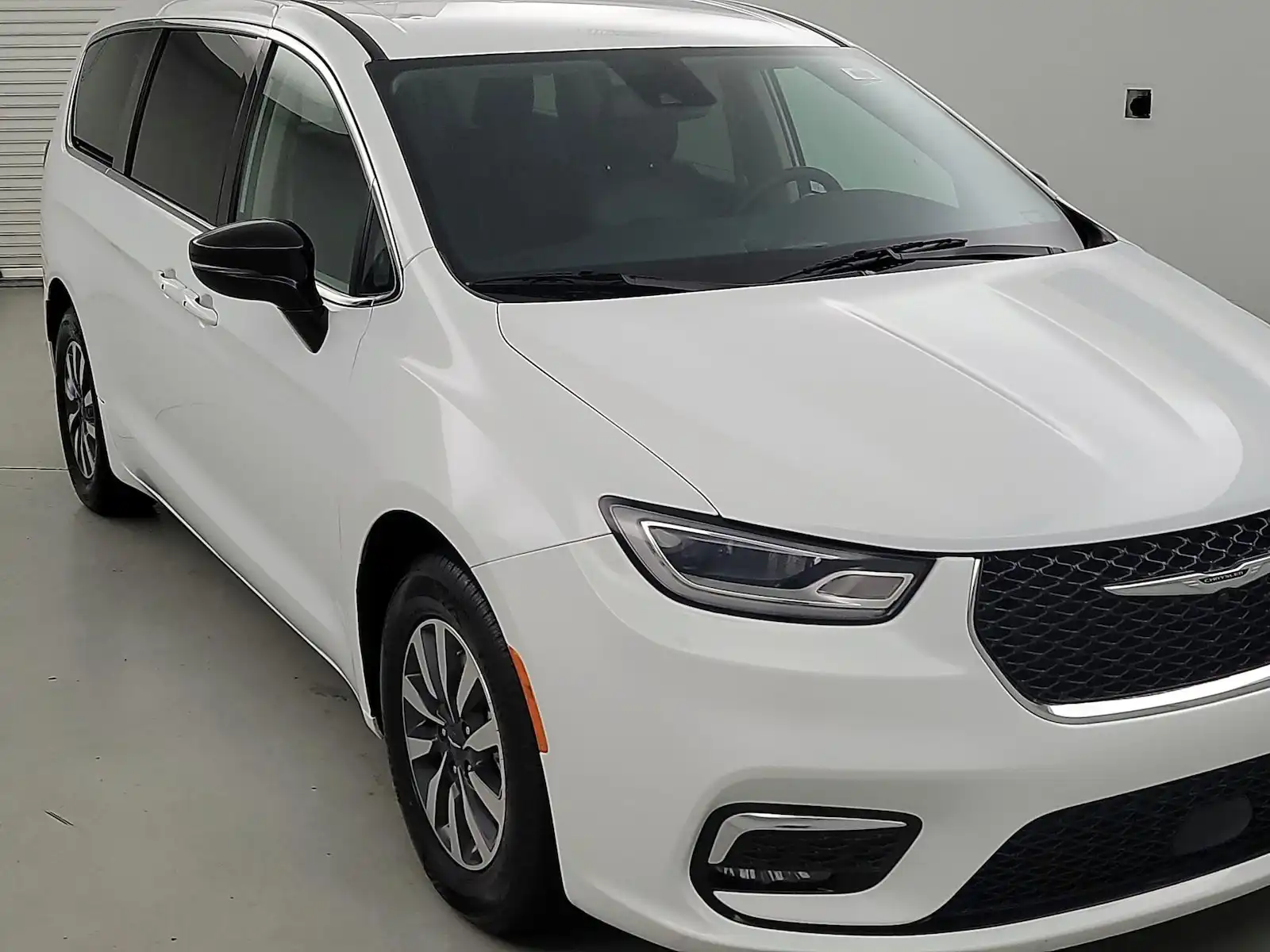 2024 Chrysler Pacifica Hybrid PHEV Select's photo