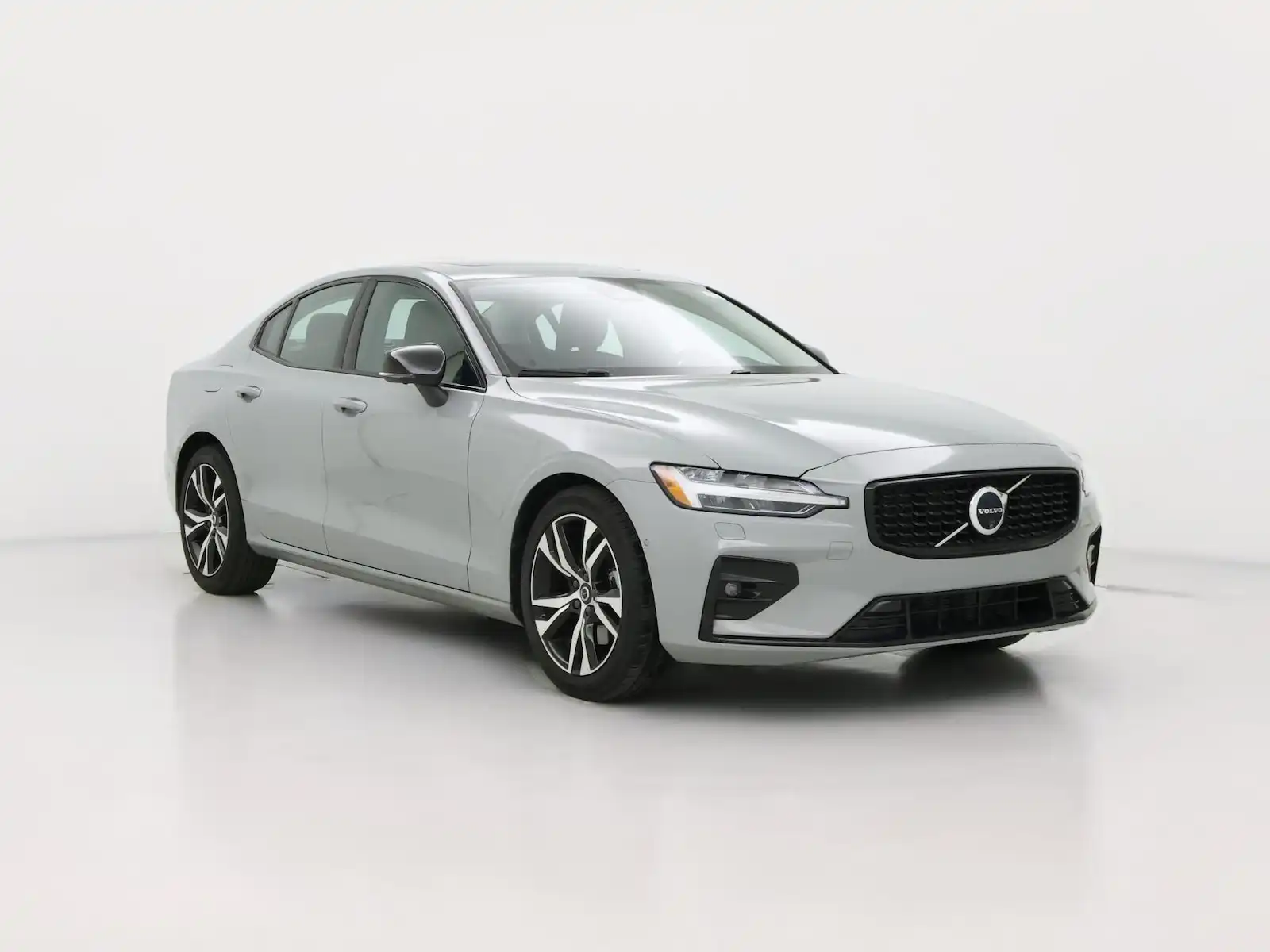 2025 Volvo S60 B5 Plus Dark's photo