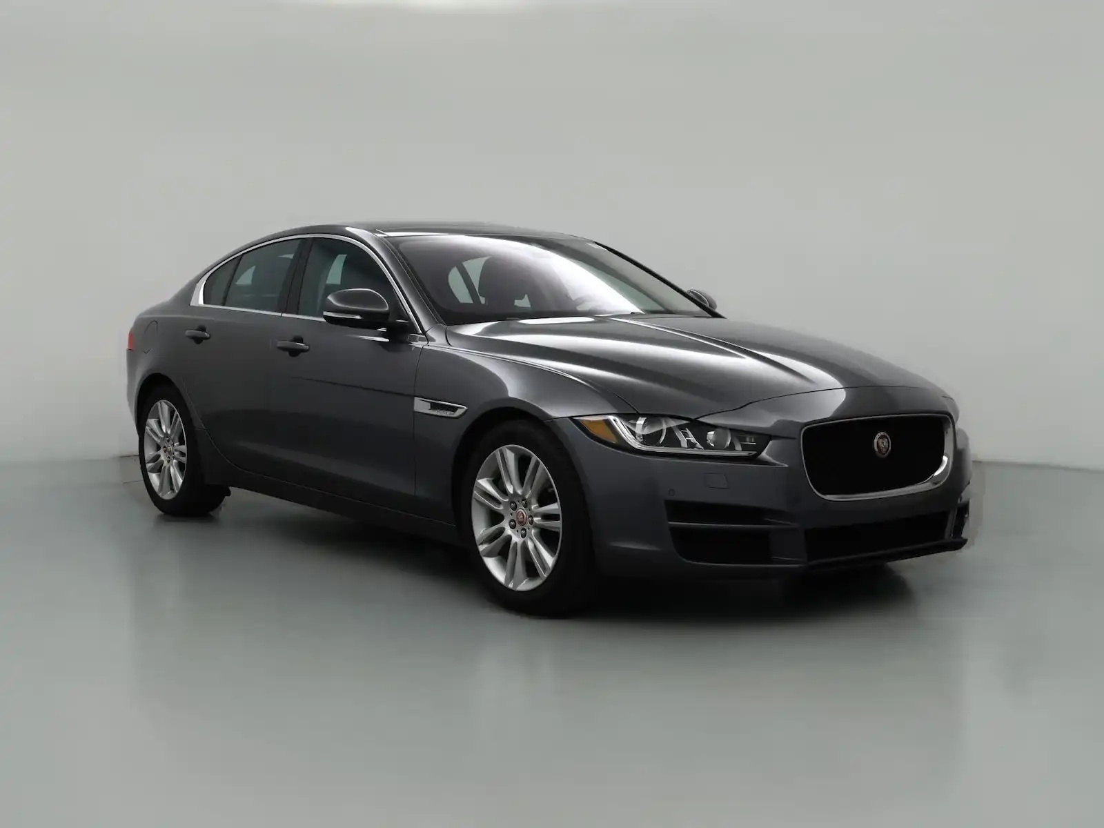 2019 Jaguar XE 25t Premium's photo