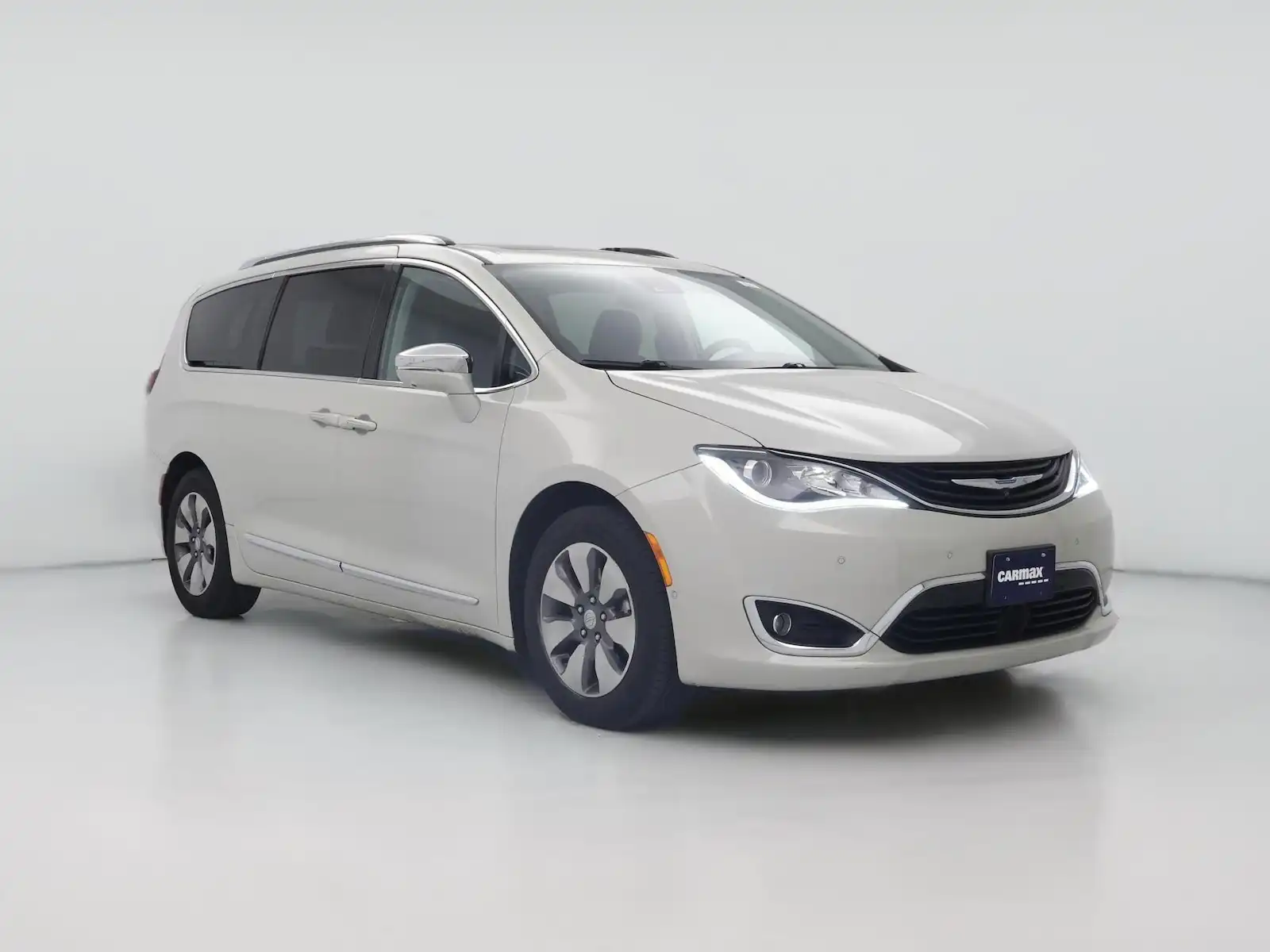 2017 Chrysler Pacifica Hybrid Platinum's photo