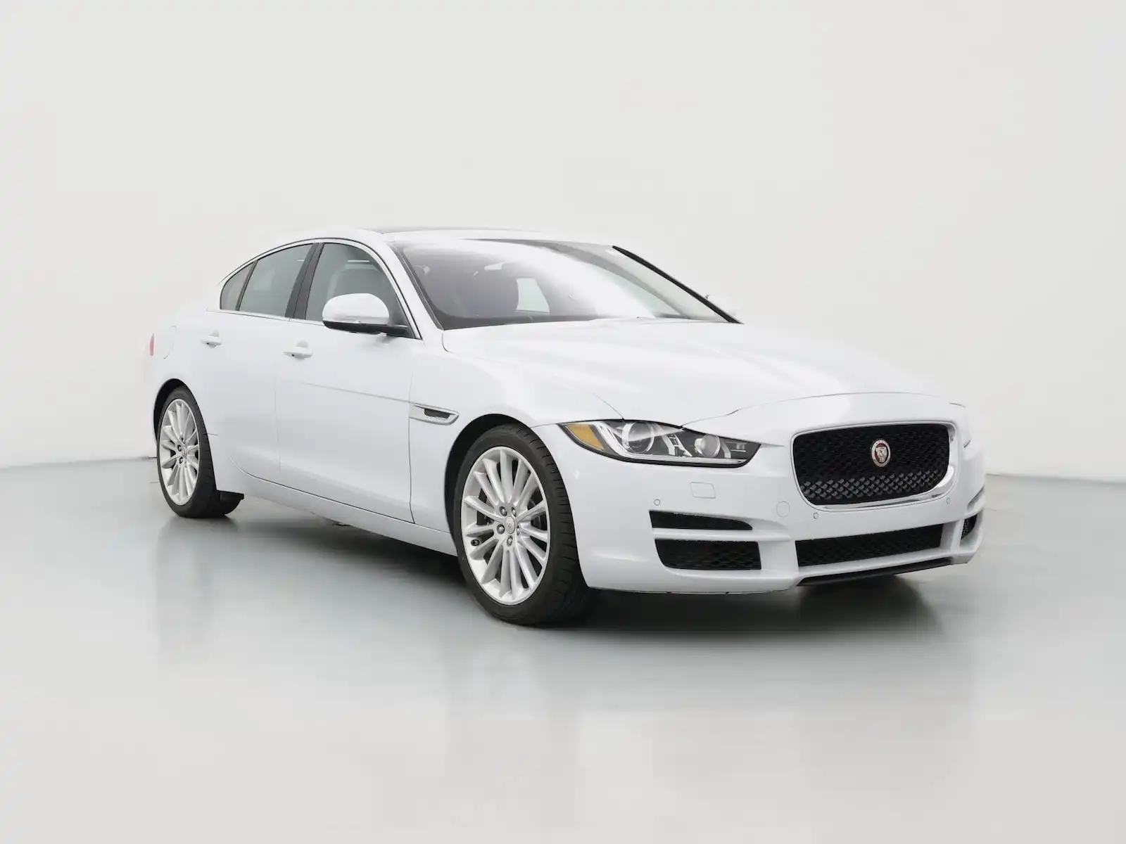 2017 Jaguar XE 35t First Edition's photo