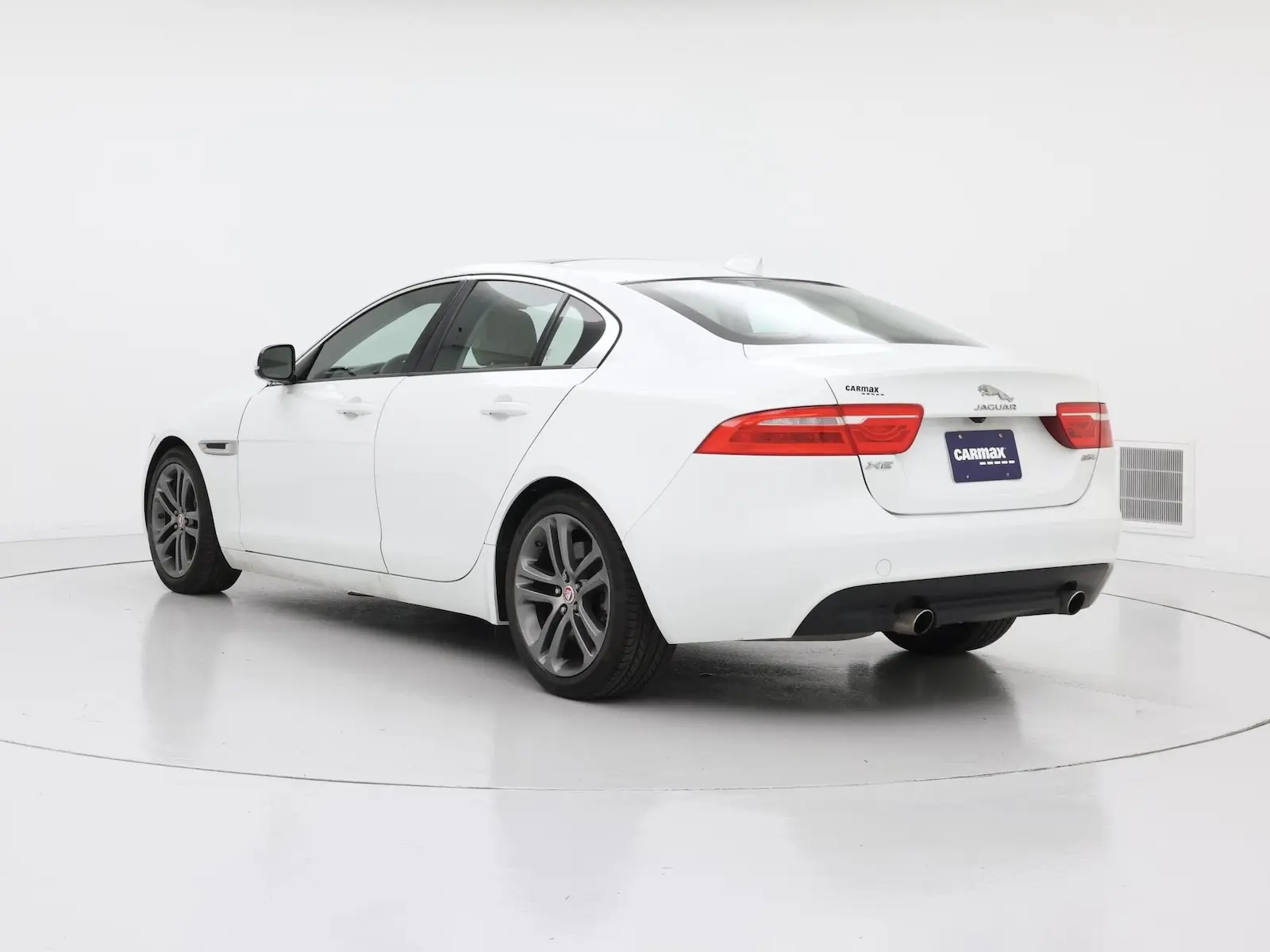2017 Jaguar XE 35t Premium photo 3
