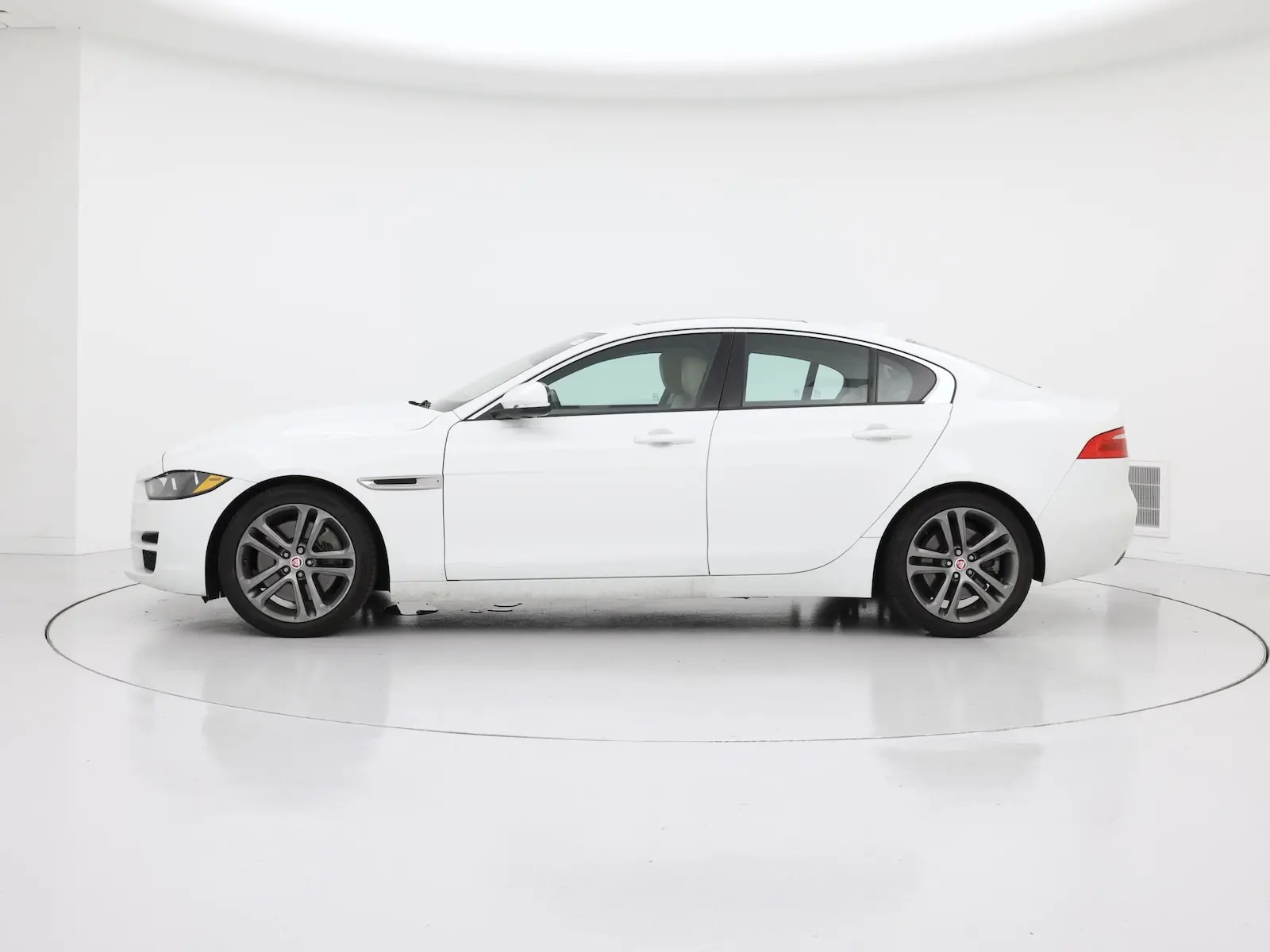 2017 Jaguar XE 35t Premium photo 4