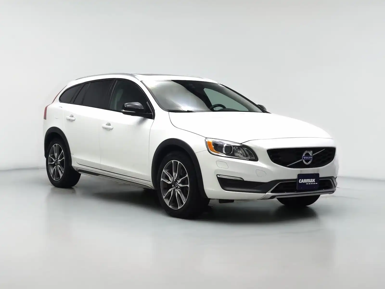 2016 Volvo V60 T5 Cross Country AWD Platinum's photo