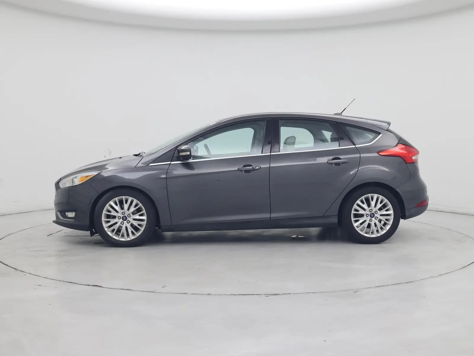 2016 Ford Focus Titanium Hatchback 5-Door photo 4