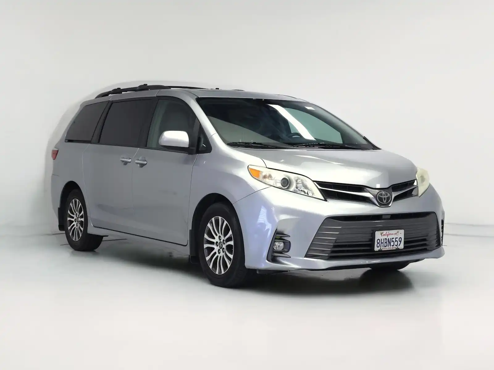 2018 Toyota Sienna XLE V6 8-Passenger's photo