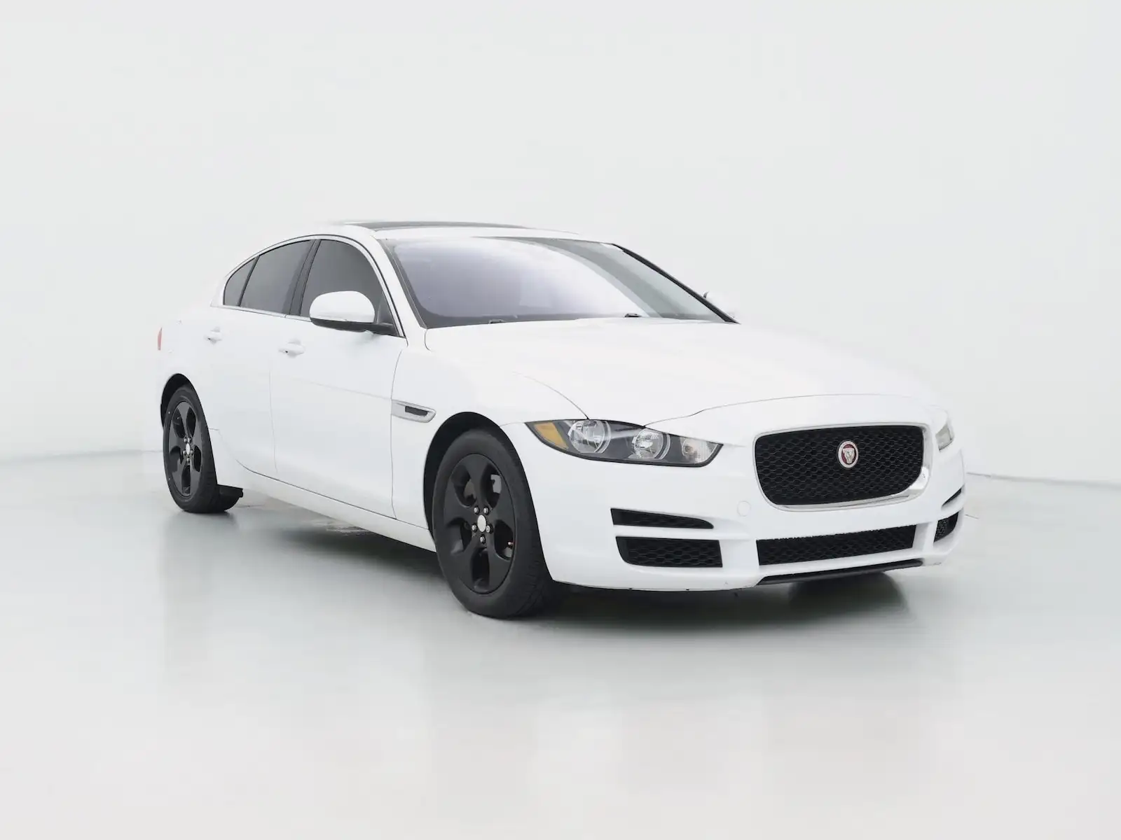 2019 Jaguar XE 25t Premium's photo
