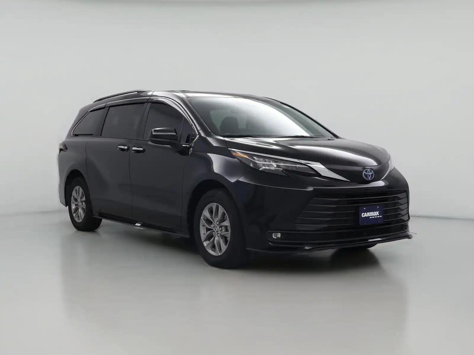 2025 Toyota Sienna XLE 7-Passenger Hybrid AWD's photo