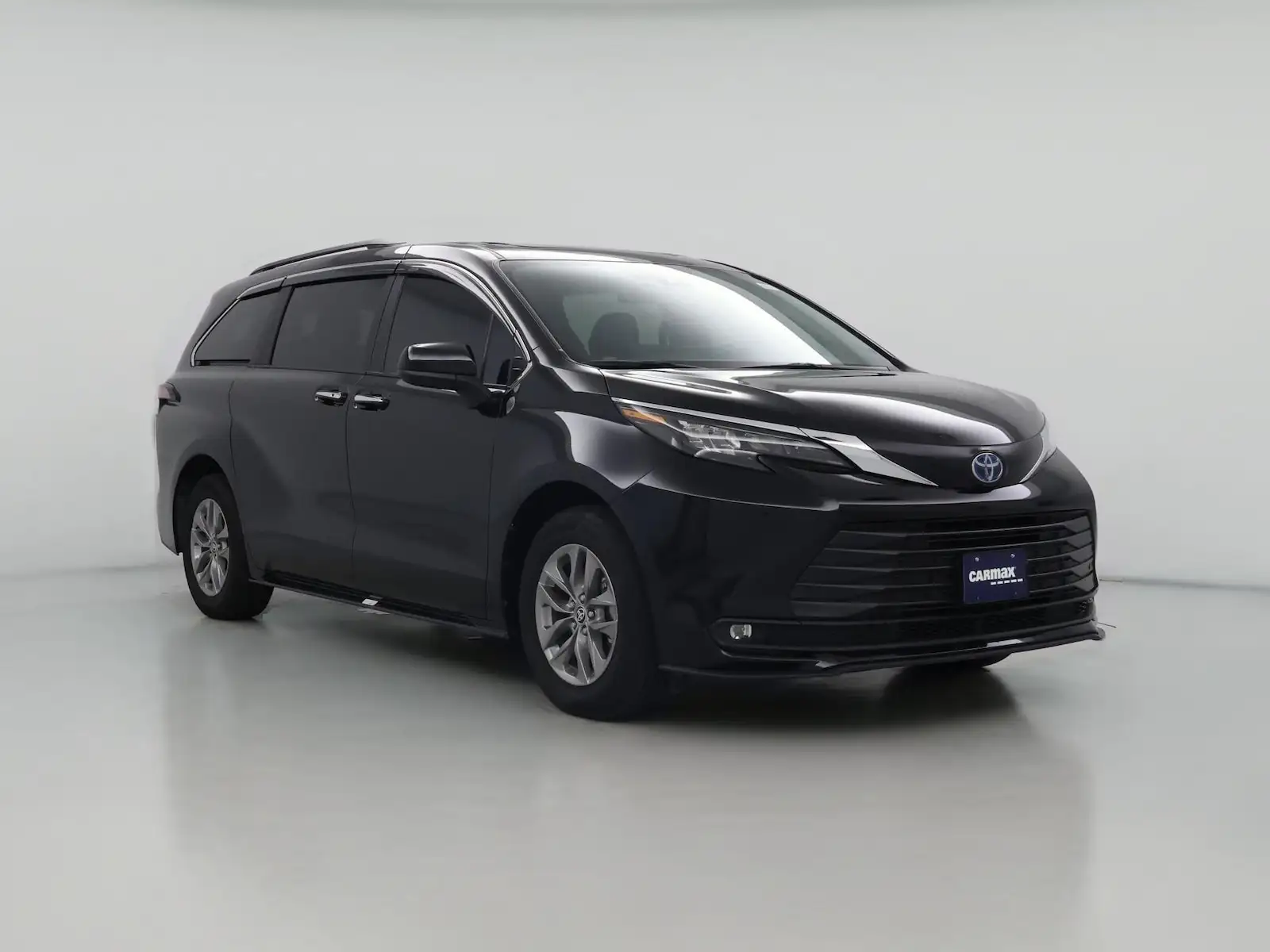 2025 Toyota Sienna XLE 7-Passenger Hybrid AWD's photo