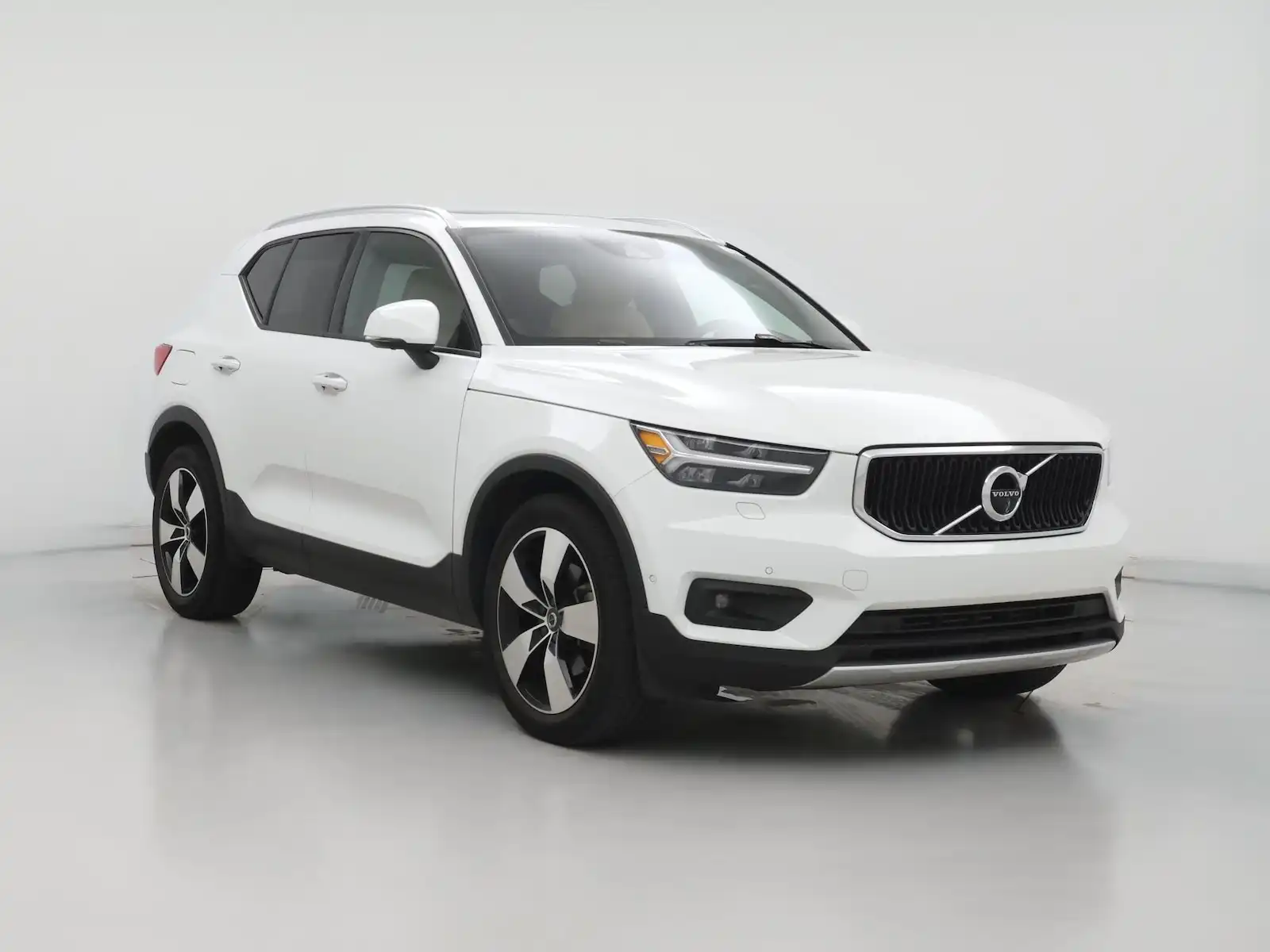 2019 Volvo XC40 T4 Momentum's photo