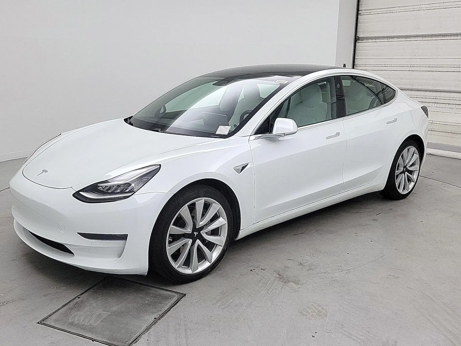 2020 Tesla Model 3 Standard Range Plus photo 3