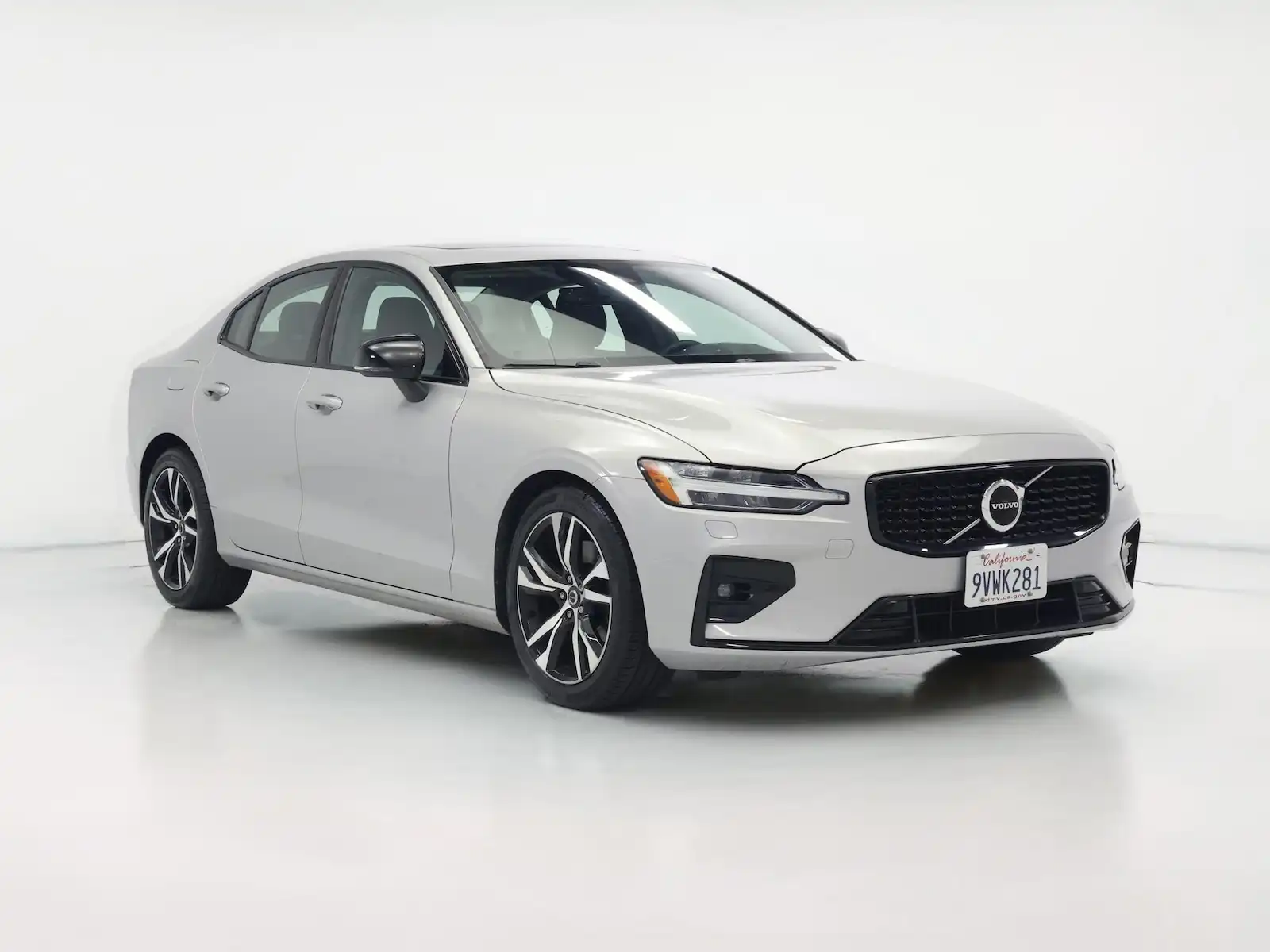 2025 Volvo S60 B5 Core Dark's photo