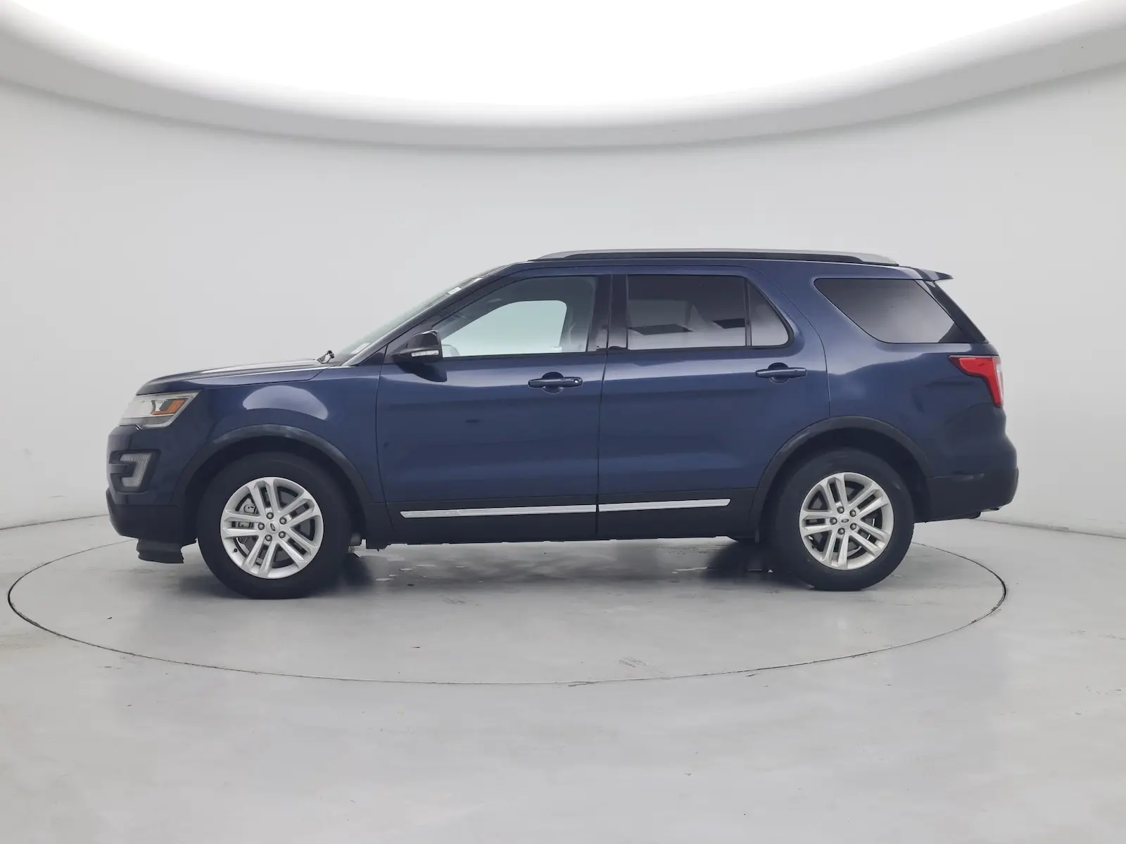 2017 Ford Explorer XLT FWD photo 4