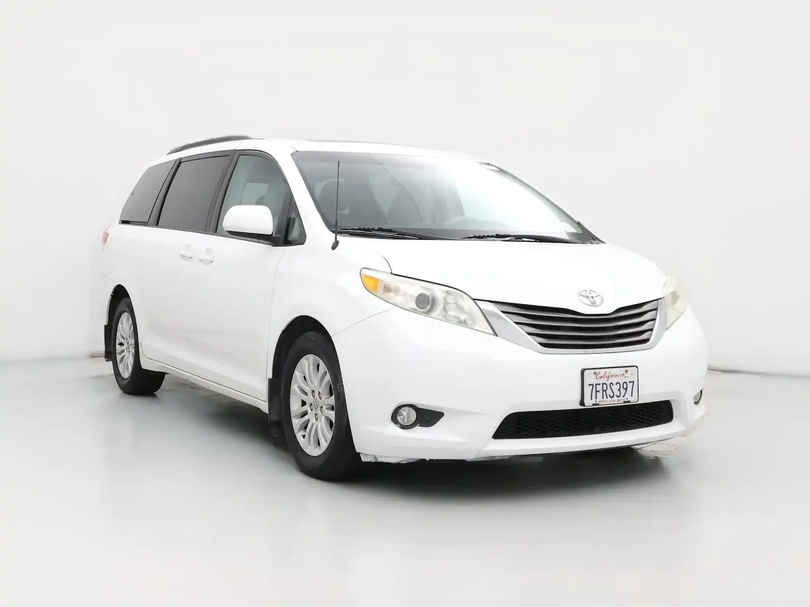 2014 Toyota Sienna XLE V6 7-Passenger Access Seat's photo