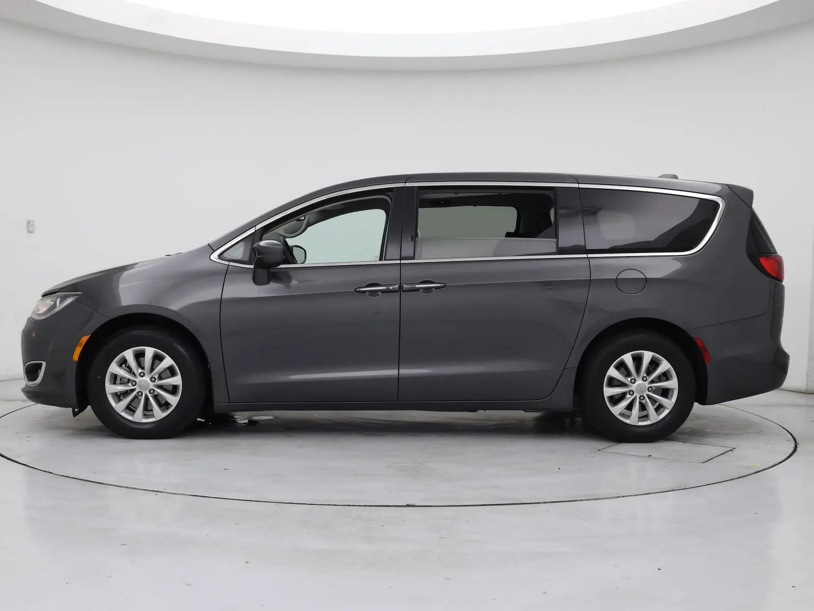 2018 Chrysler Pacifica Touring Plus photo 4