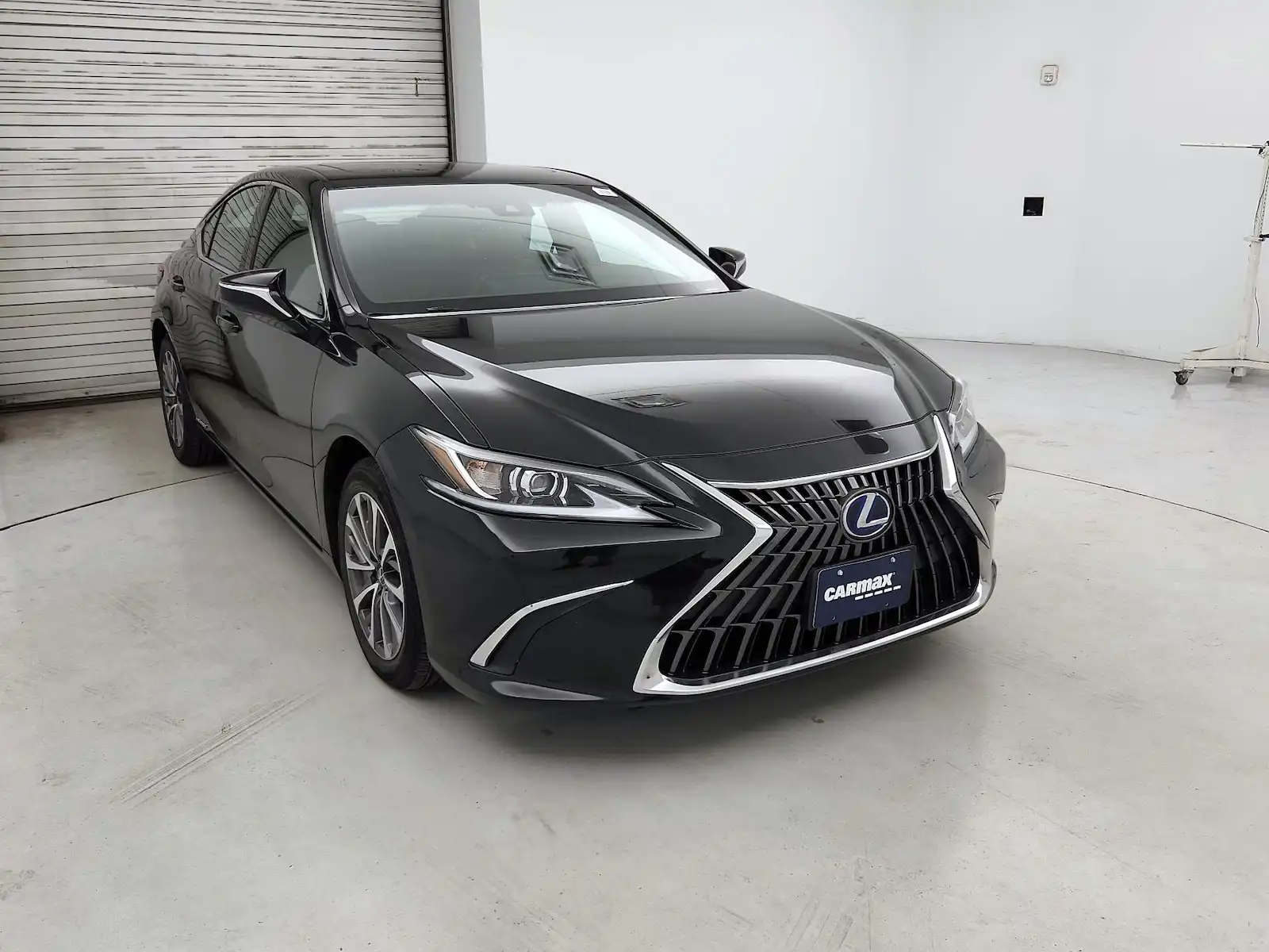 2022 Lexus ES 300h 300h's photo