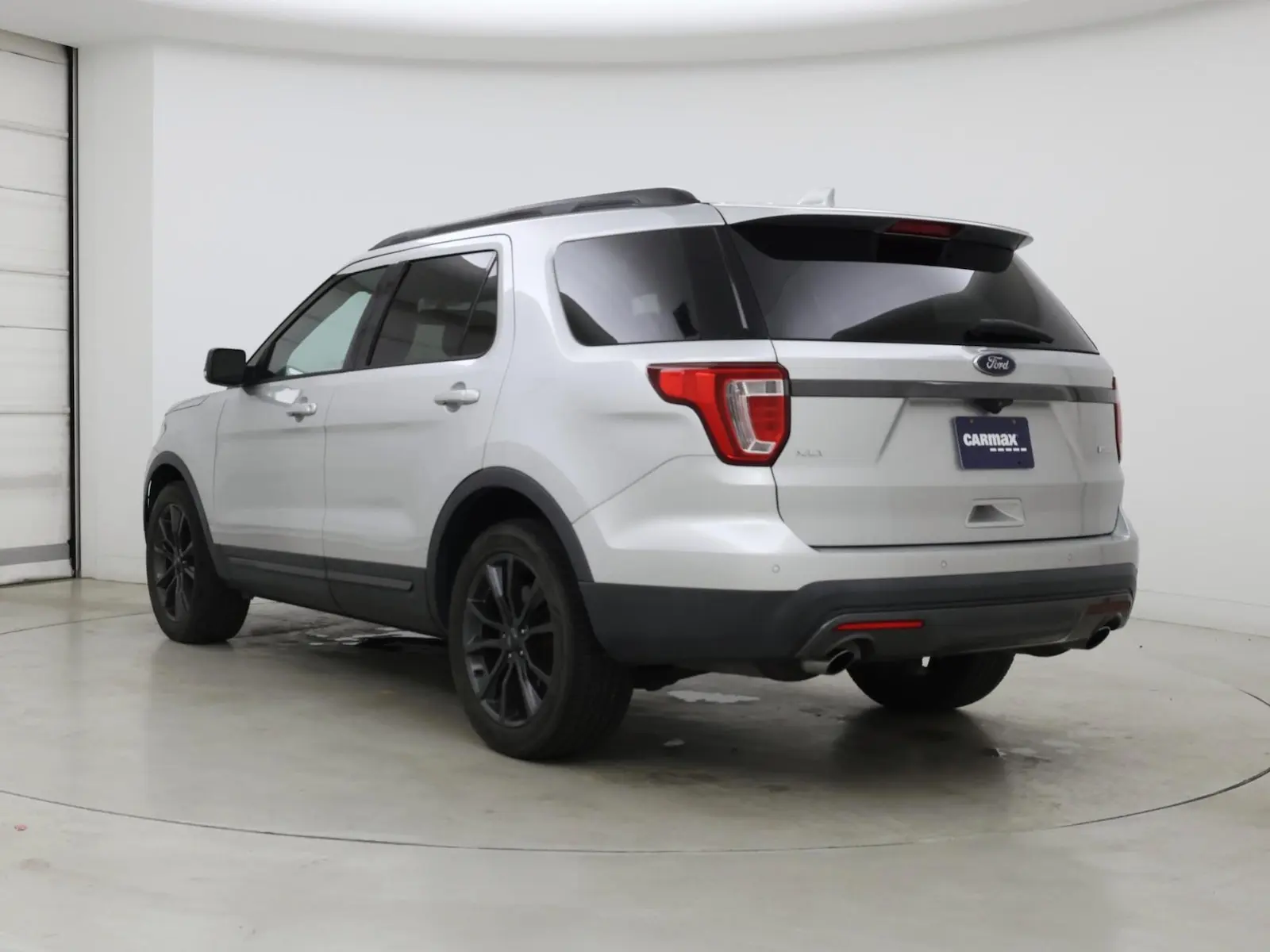 2017 Ford Explorer XLT FWD photo 3