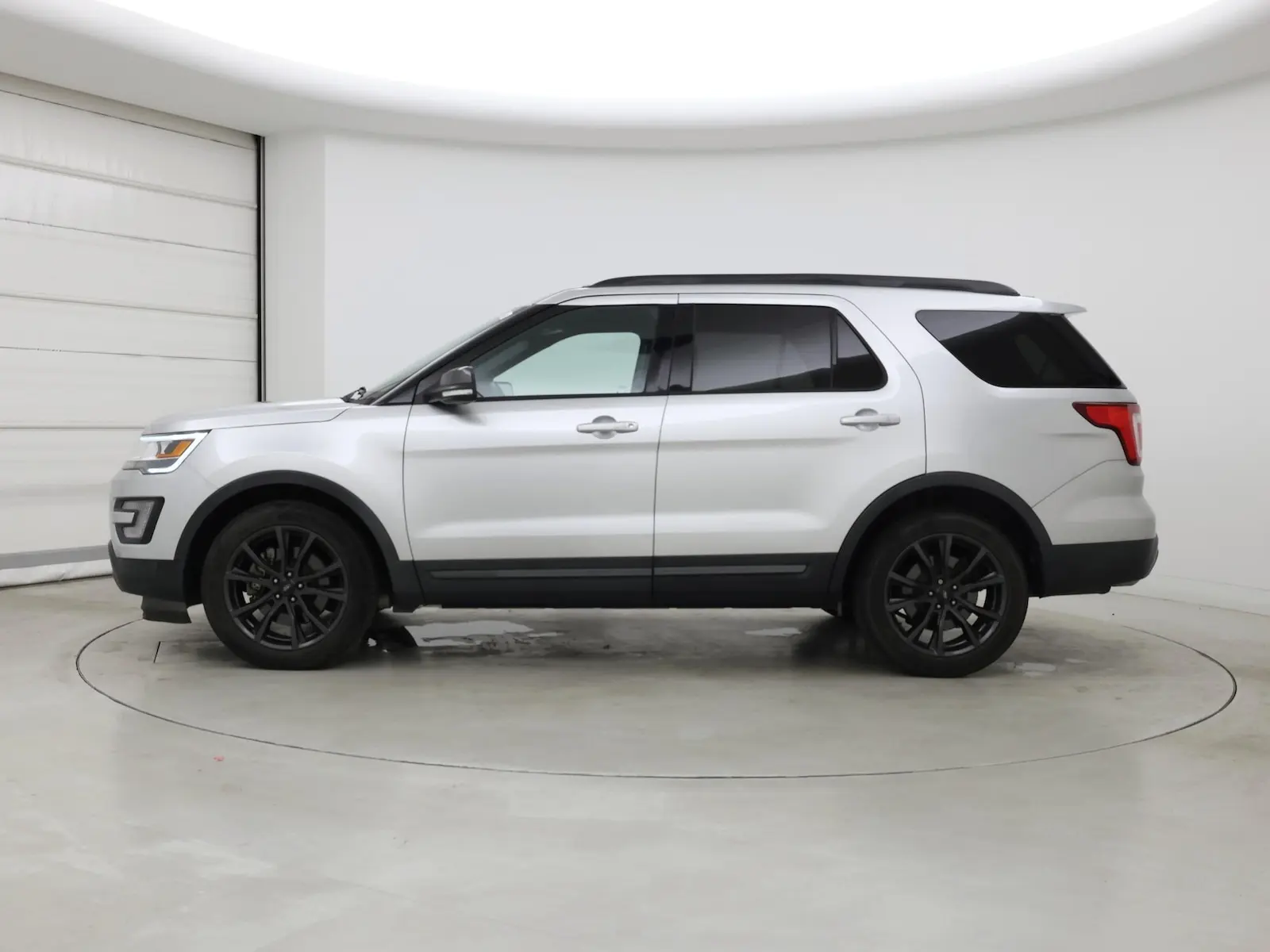 2017 Ford Explorer XLT FWD photo 4