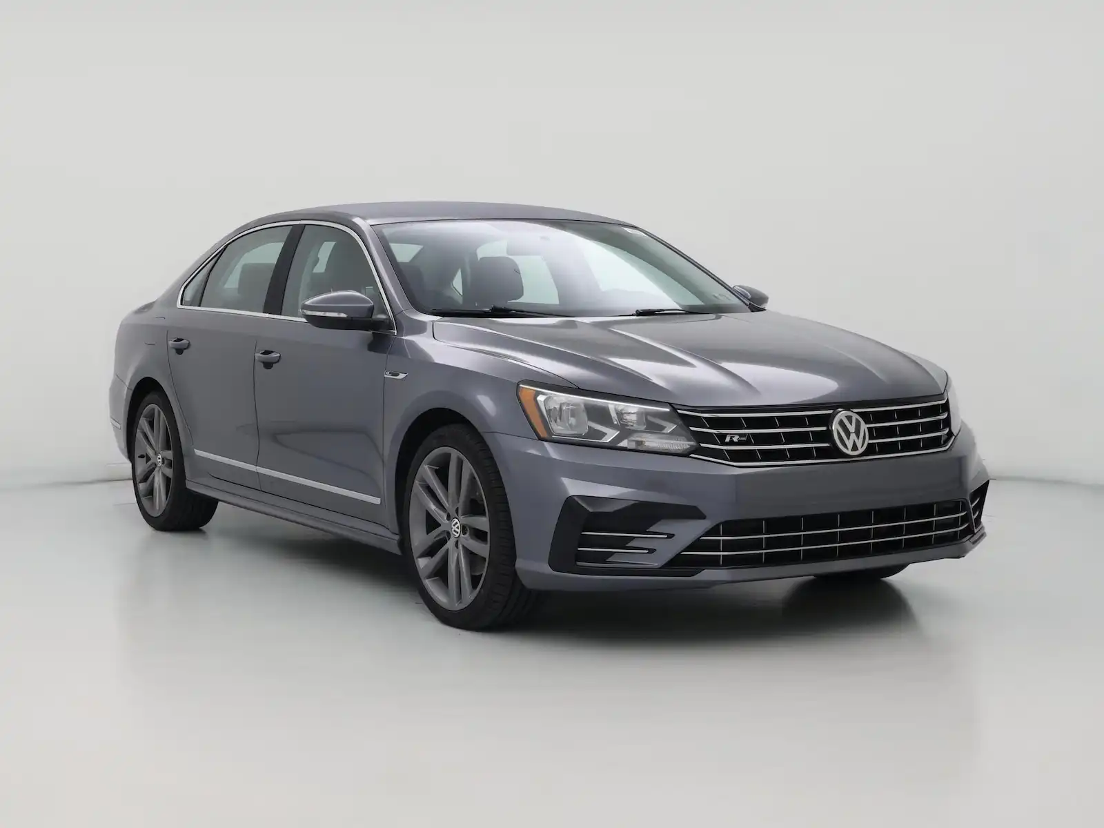 2017 Volkswagen Passat 1.8T R-Line with Comfort Package. Auto's photo