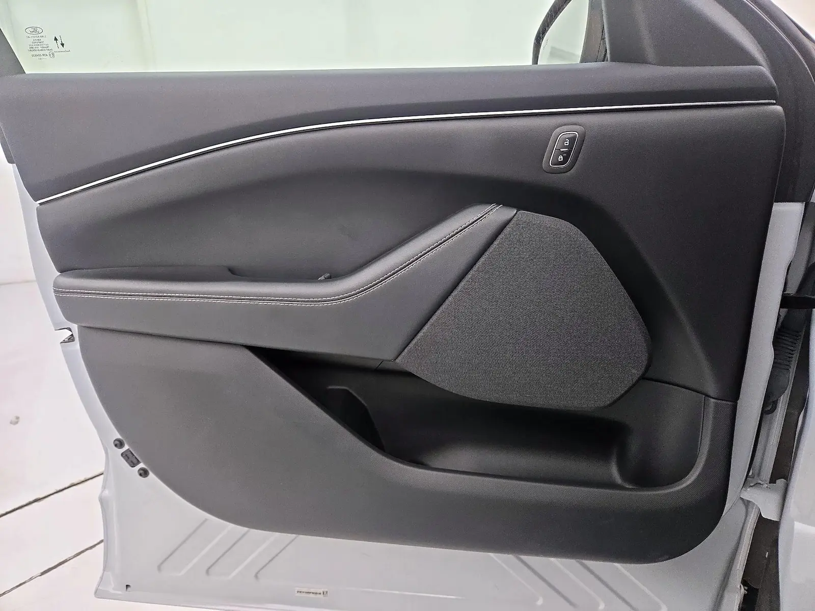 2023 Ford Mustang-Mach-e Select photo 4