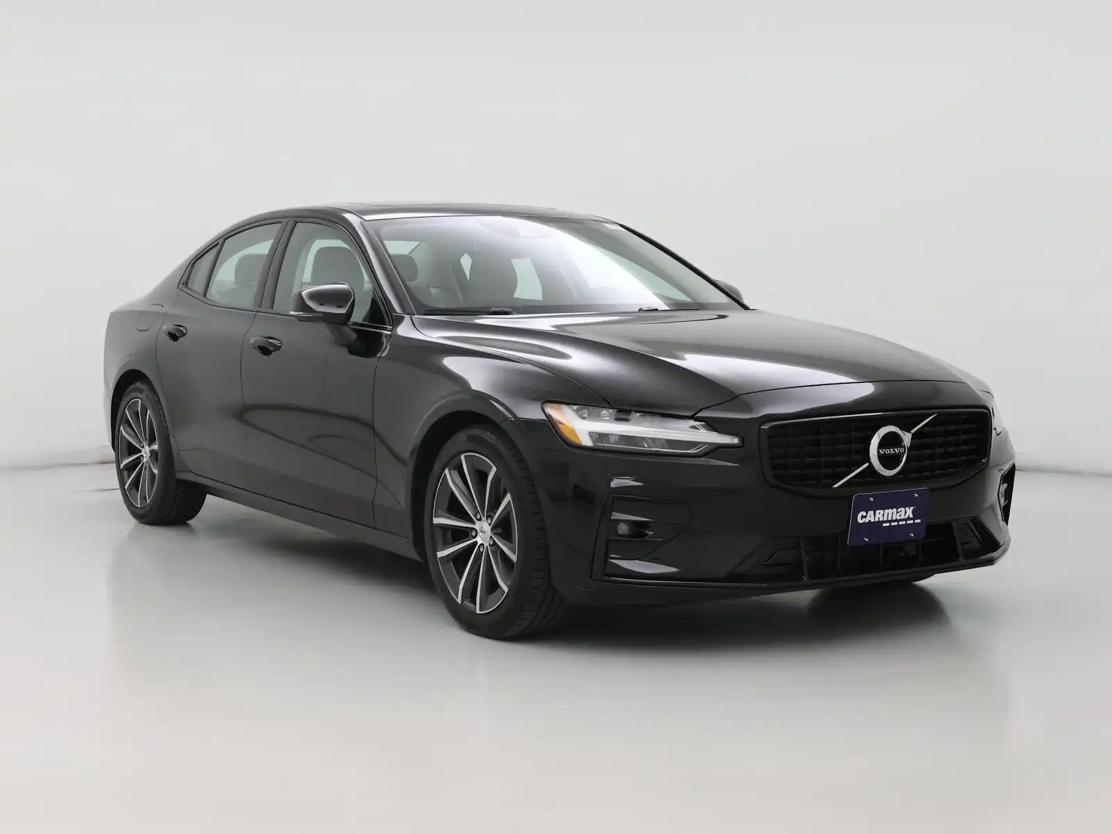 2022 Volvo S60 B5 Black Edition Momentum's photo
