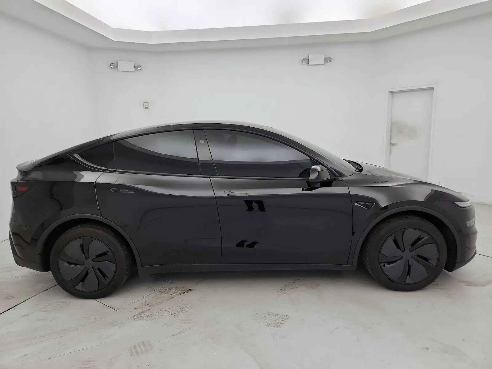 2026 Tesla Model Y Long Range Dual Motor AWD photo 4