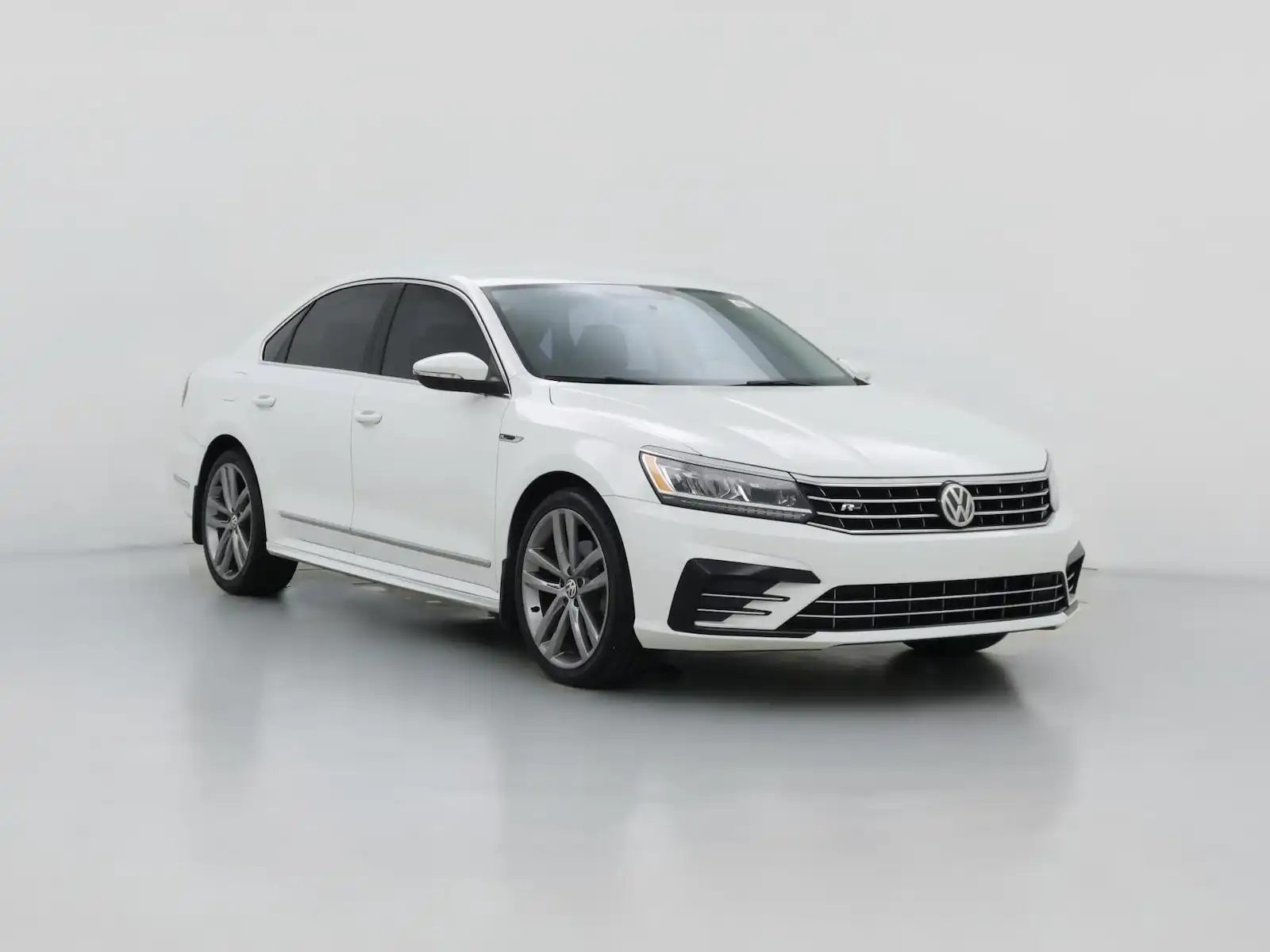 2017 Volkswagen Passat 1.8T R-Line with Comfort Package. Auto's photo
