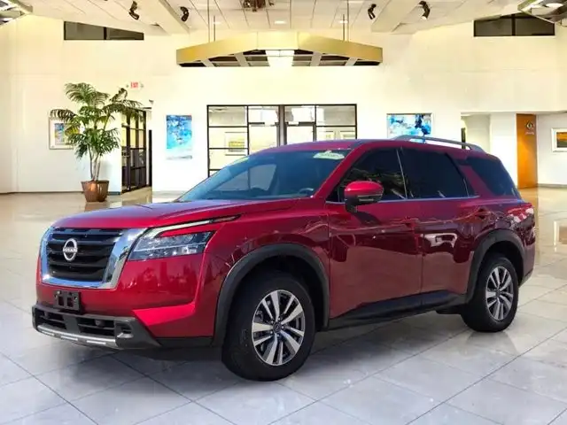 2023 Nissan Pathfinder SL 2WD's photo