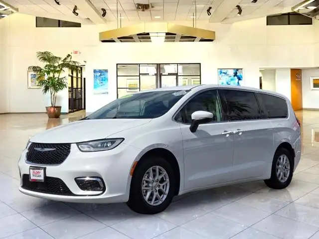 2023 Chrysler Pacifica Touring L's photo