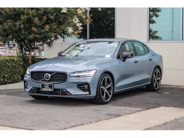 2024 Volvo S60 B5 Plus Dark Theme AWD photo 3