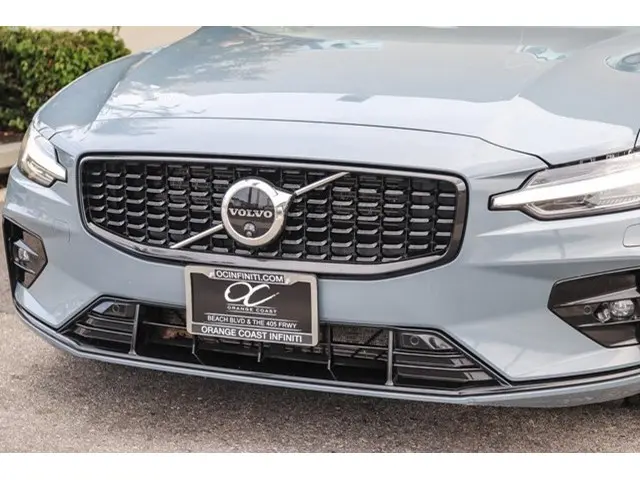 2024 Volvo S60 B5 Plus Dark Theme AWD photo 5