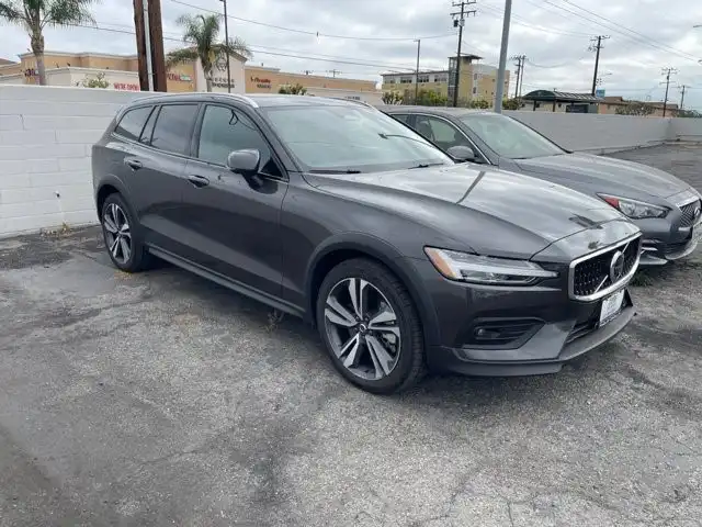 2025 Volvo V60 Cross Country B5 Plus AWD's photo
