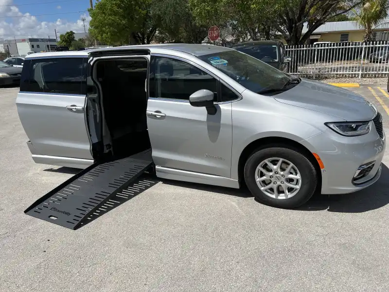 2023 Chrysler Pacifica Touring L's photo