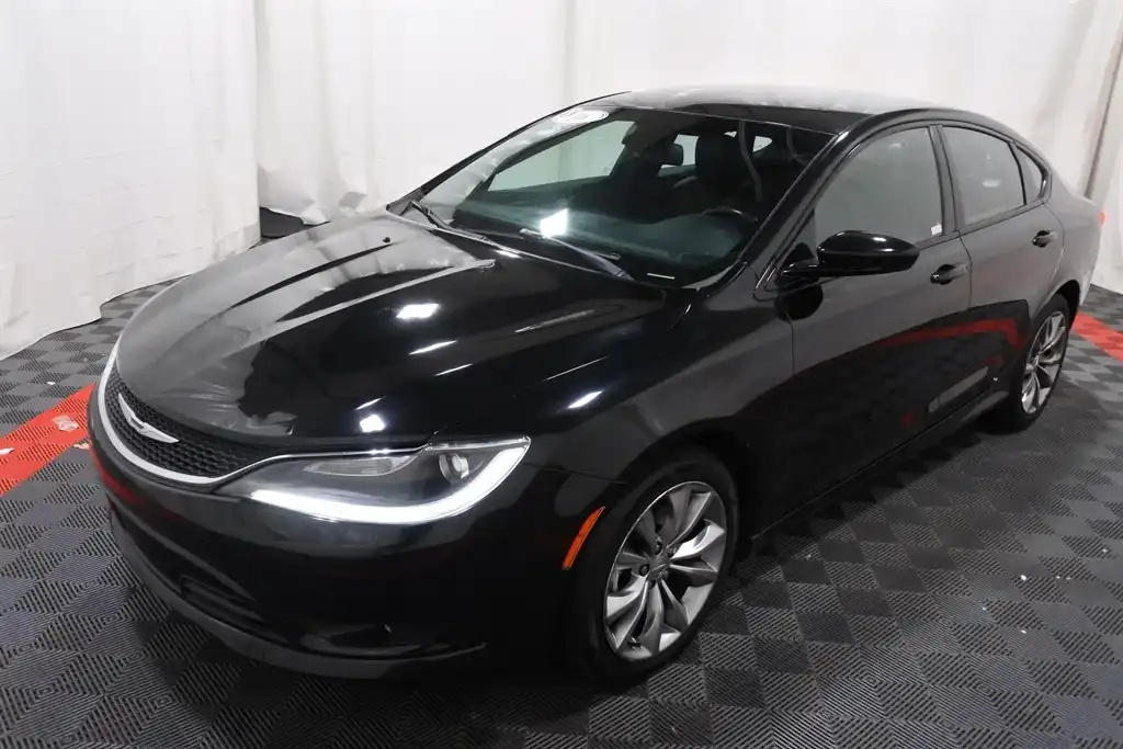 2016 Chrysler 200 S's photo