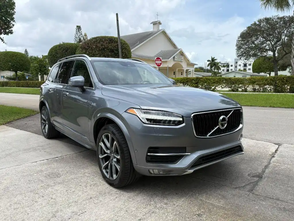 2017 Volvo XC90 T6 AWD Momentum's photo