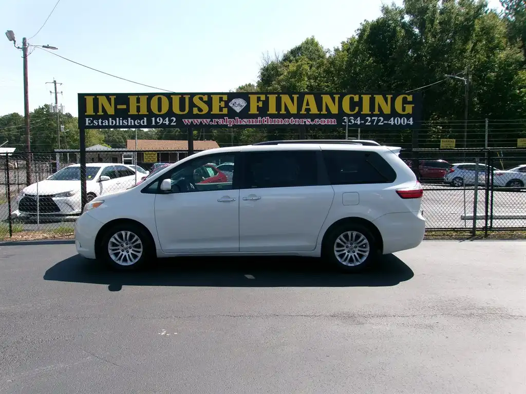 2017 Toyota Sienna XLE V6 7-Passenger Access Seat's photo