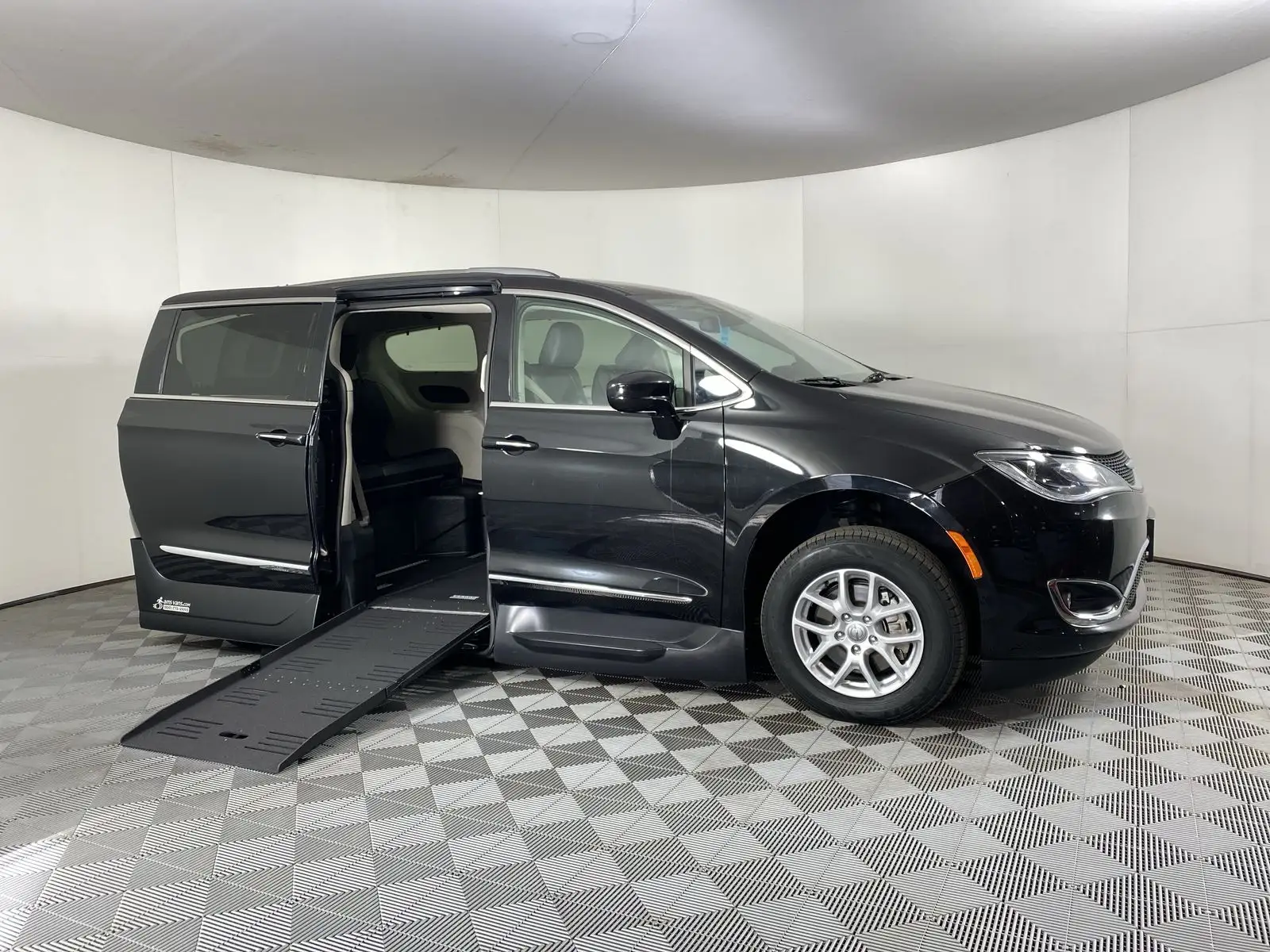 2020 Chrysler Pacifica Touring L's photo